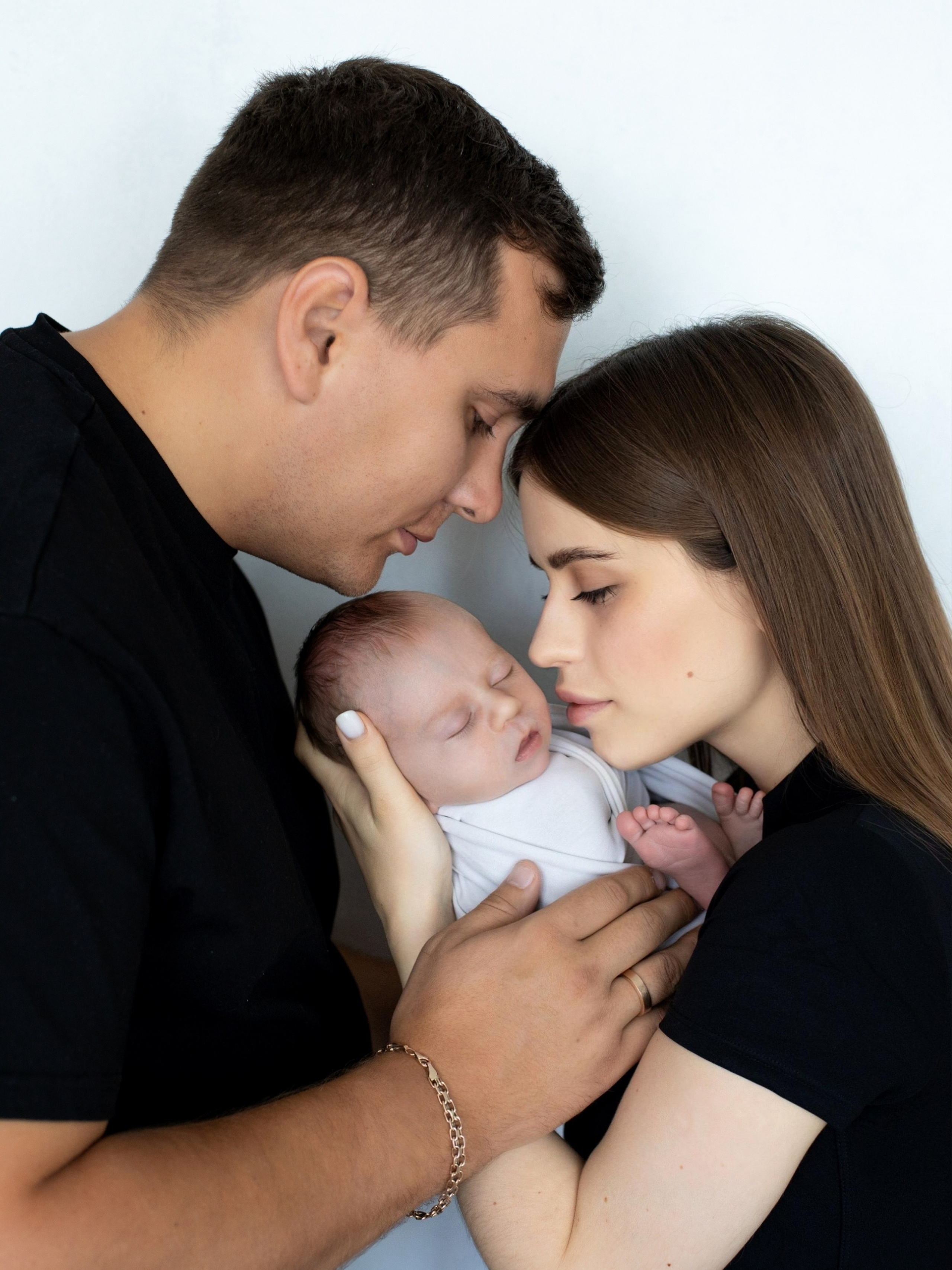 мама папа и их новорожденный ребенок семейная  фотосессия Волгоград дома