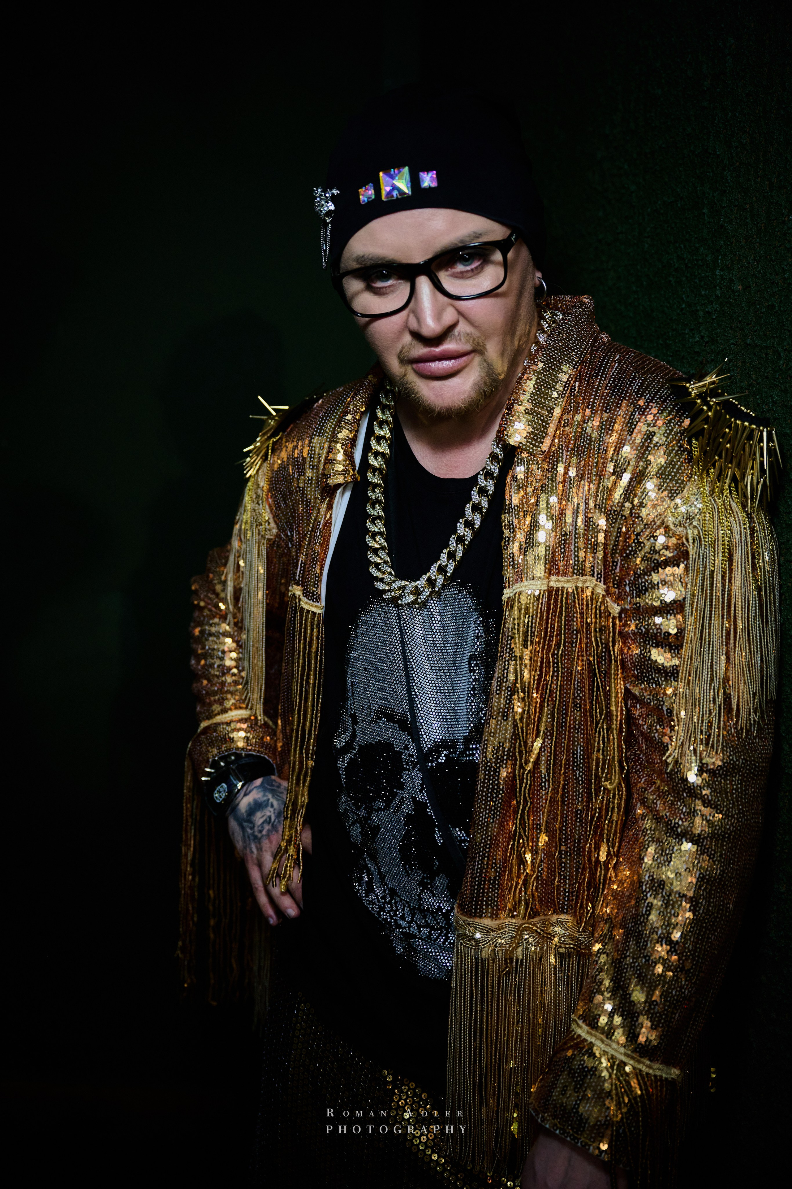 Шоумен Женя Цой. Фотограф Роман Адлер