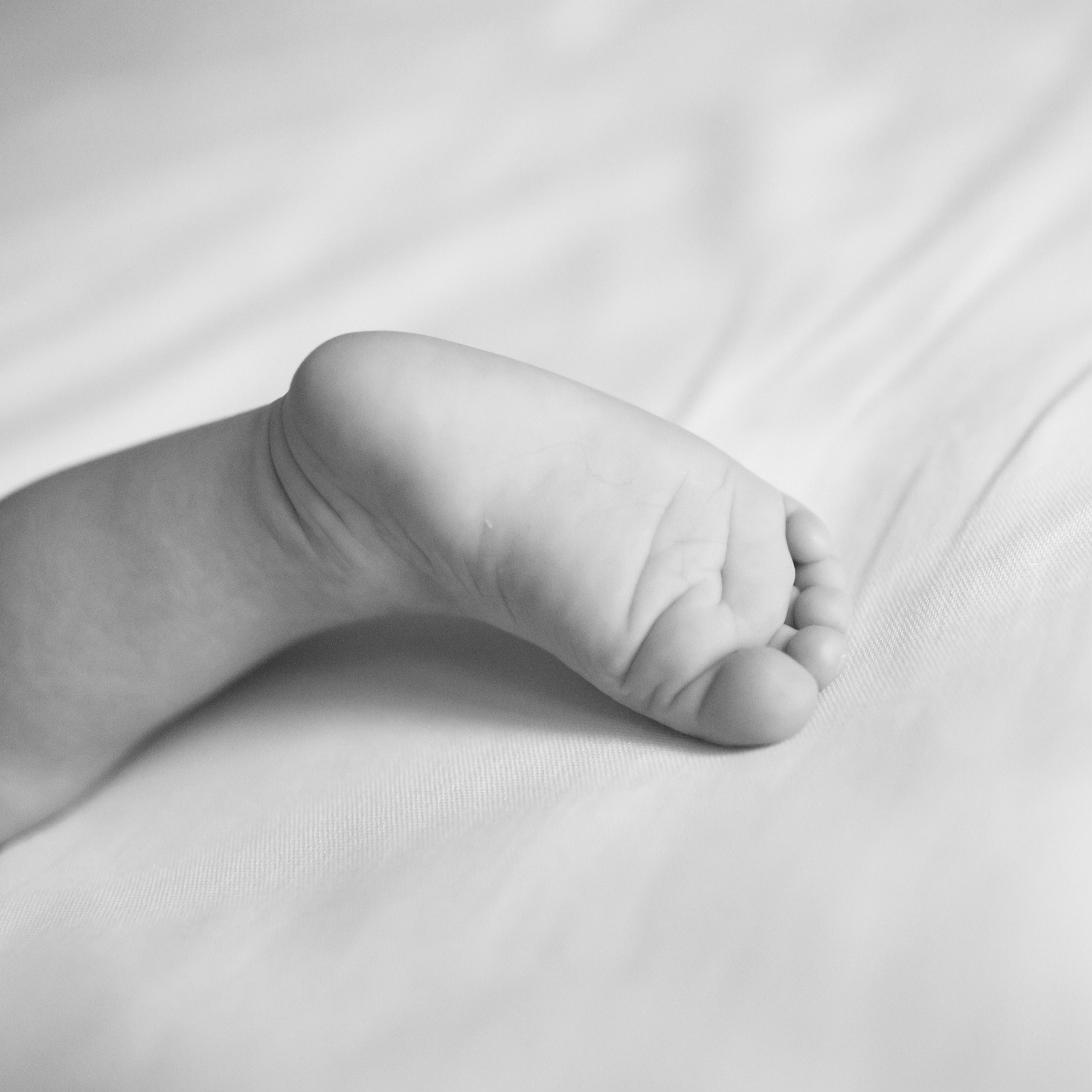 Черно-белая съемка новорожденной. Фотографы в Москве Светлана Устинова и Сергей Грачев