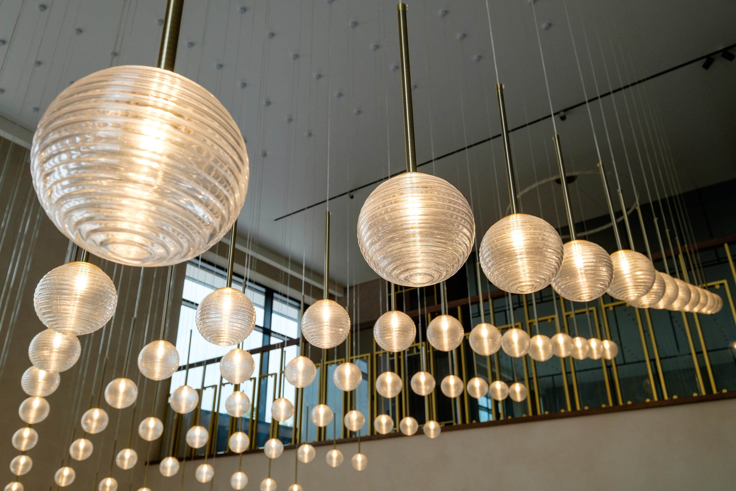 люстра в большом доме