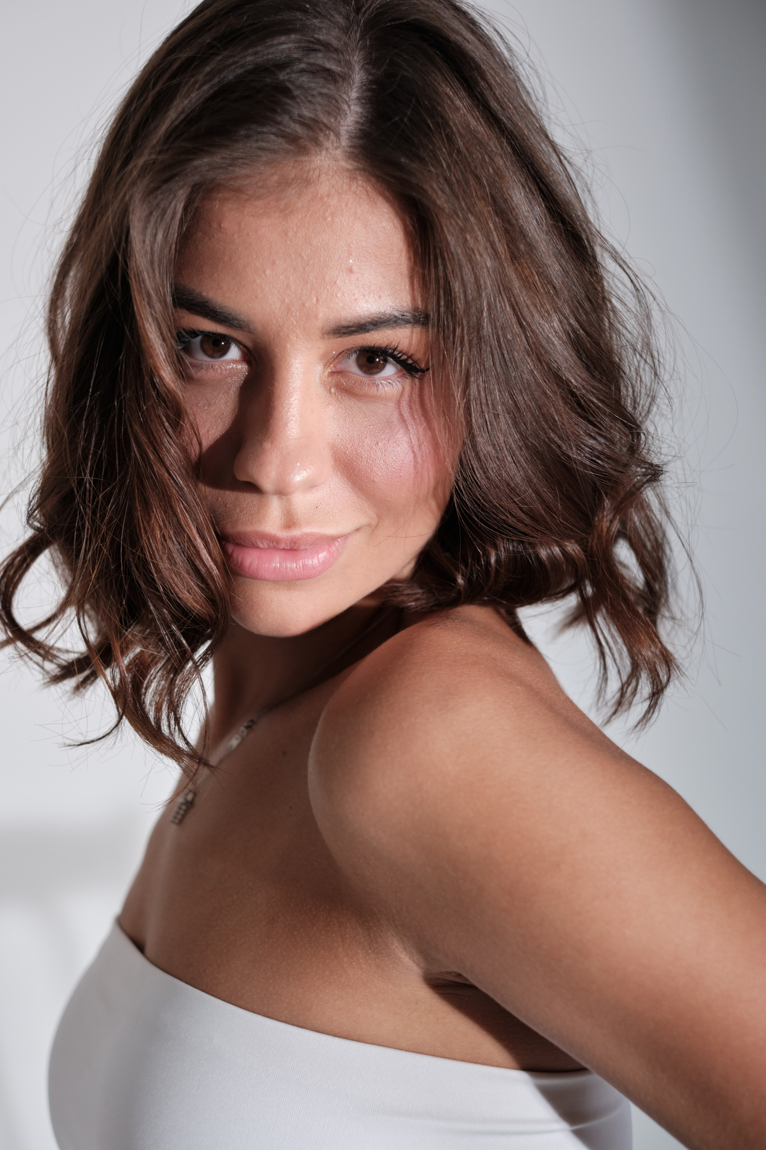 Сьемка в студии для модельного агентства, девушка в белом топе