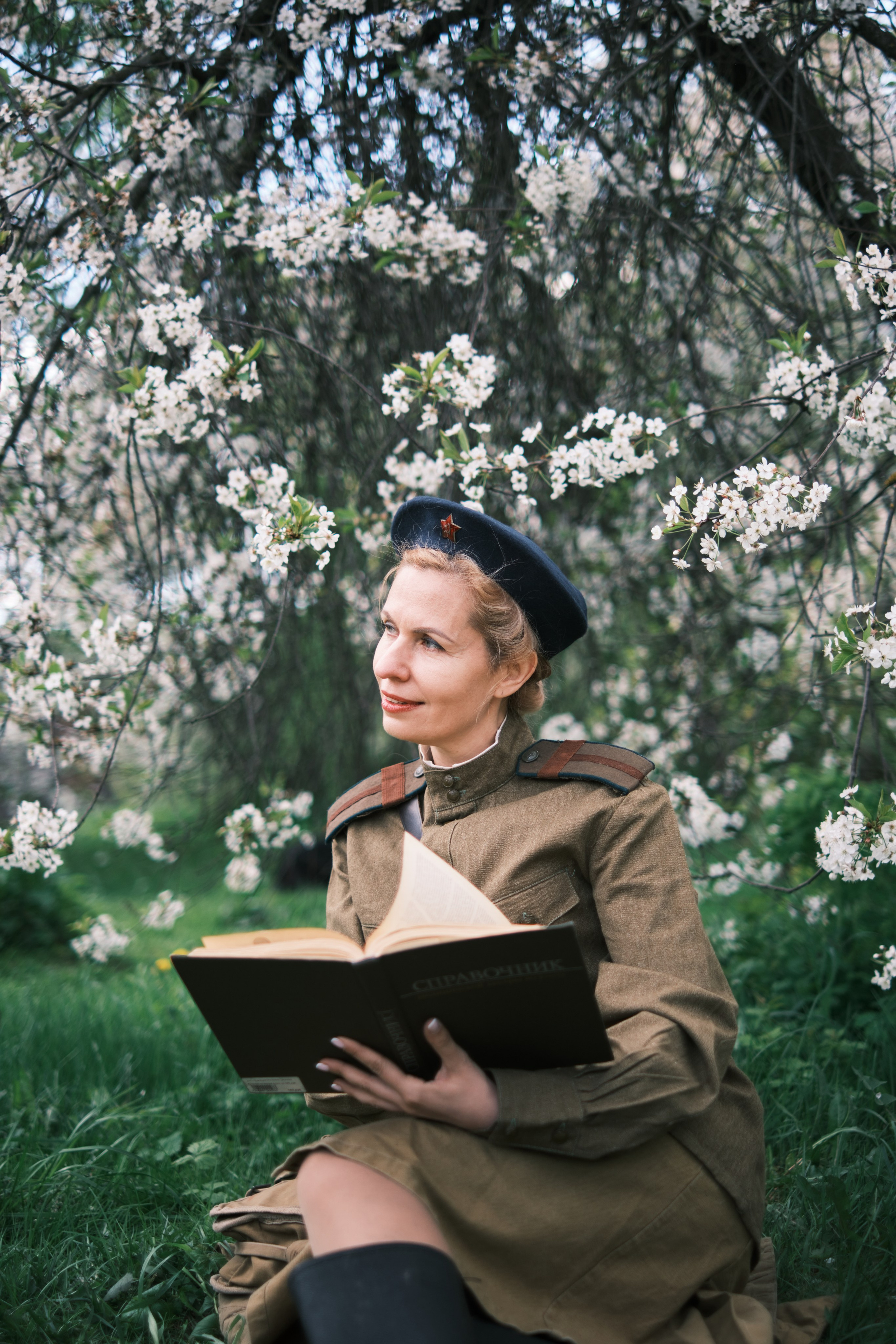 Мужчина в военной форме читает книгу