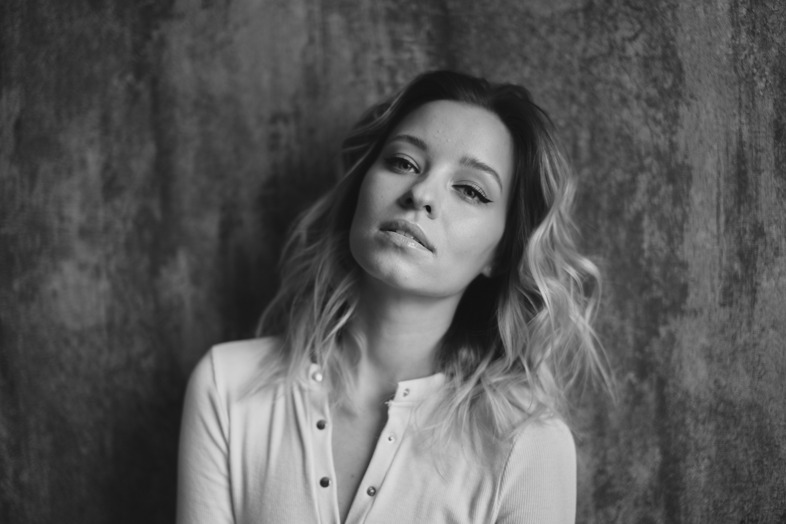 Черно-белая фотосессия в интерьерной студии для Алины. Репортажный и женский фотограф в Новосибирске