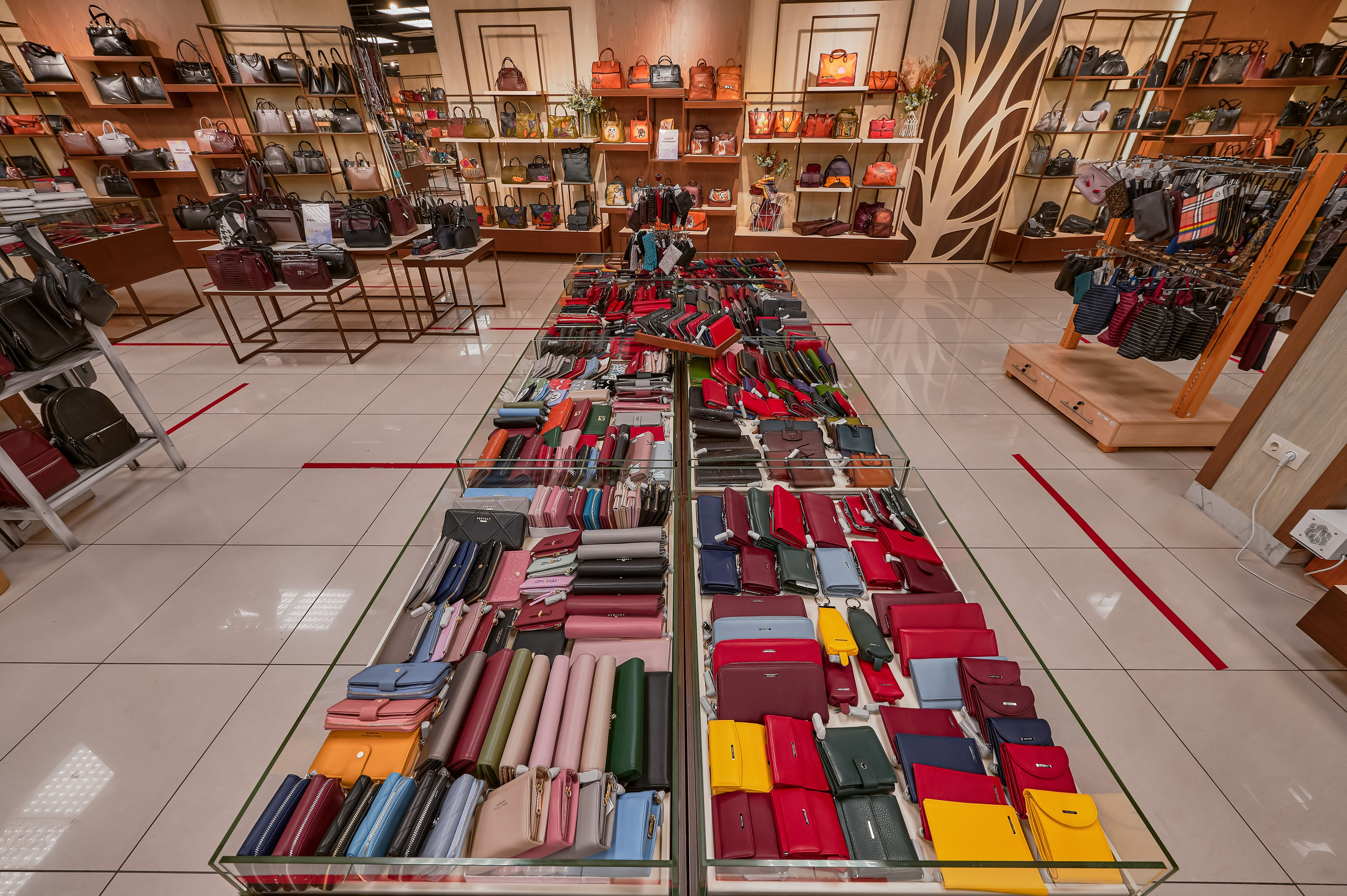 Портфолио по интерьерной и экстерьерной фотосъёмки: Мир сумок — Левый берег. Фотограф Яковлев Роман — Красноярск