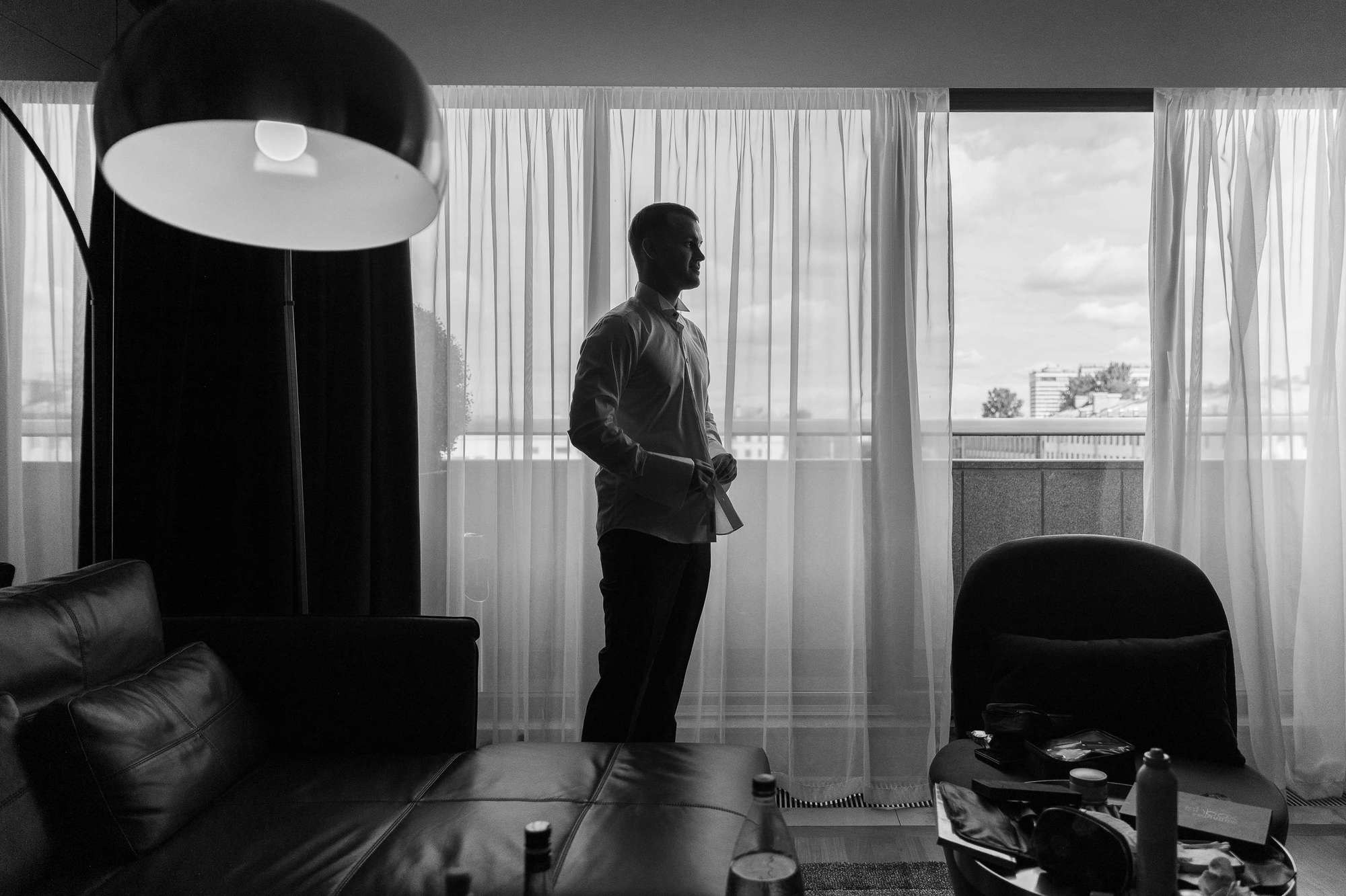 Жених застегивает рубашку