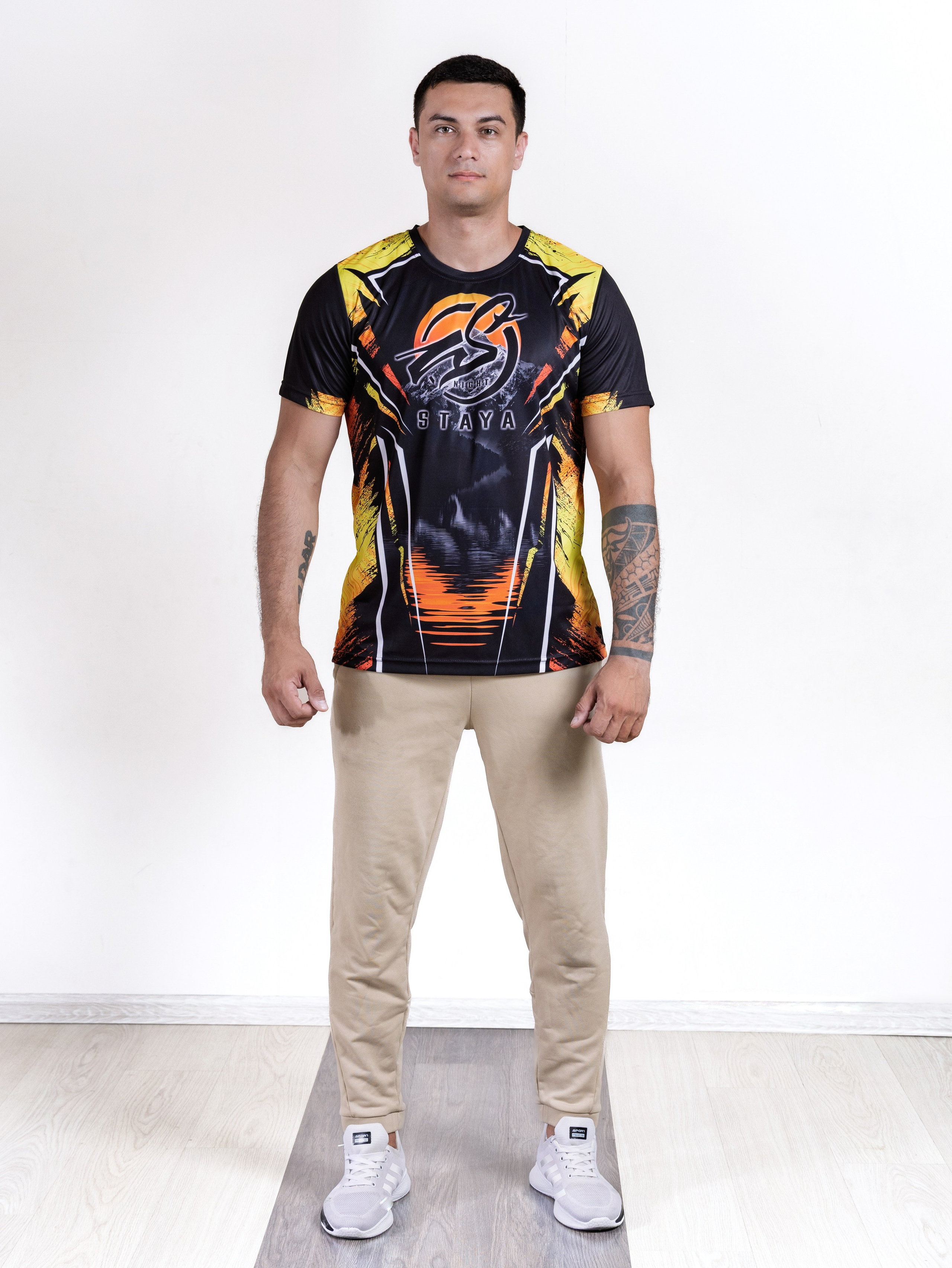 Предметная съёмка одежды — мужская спортивная футболка на белом фоне