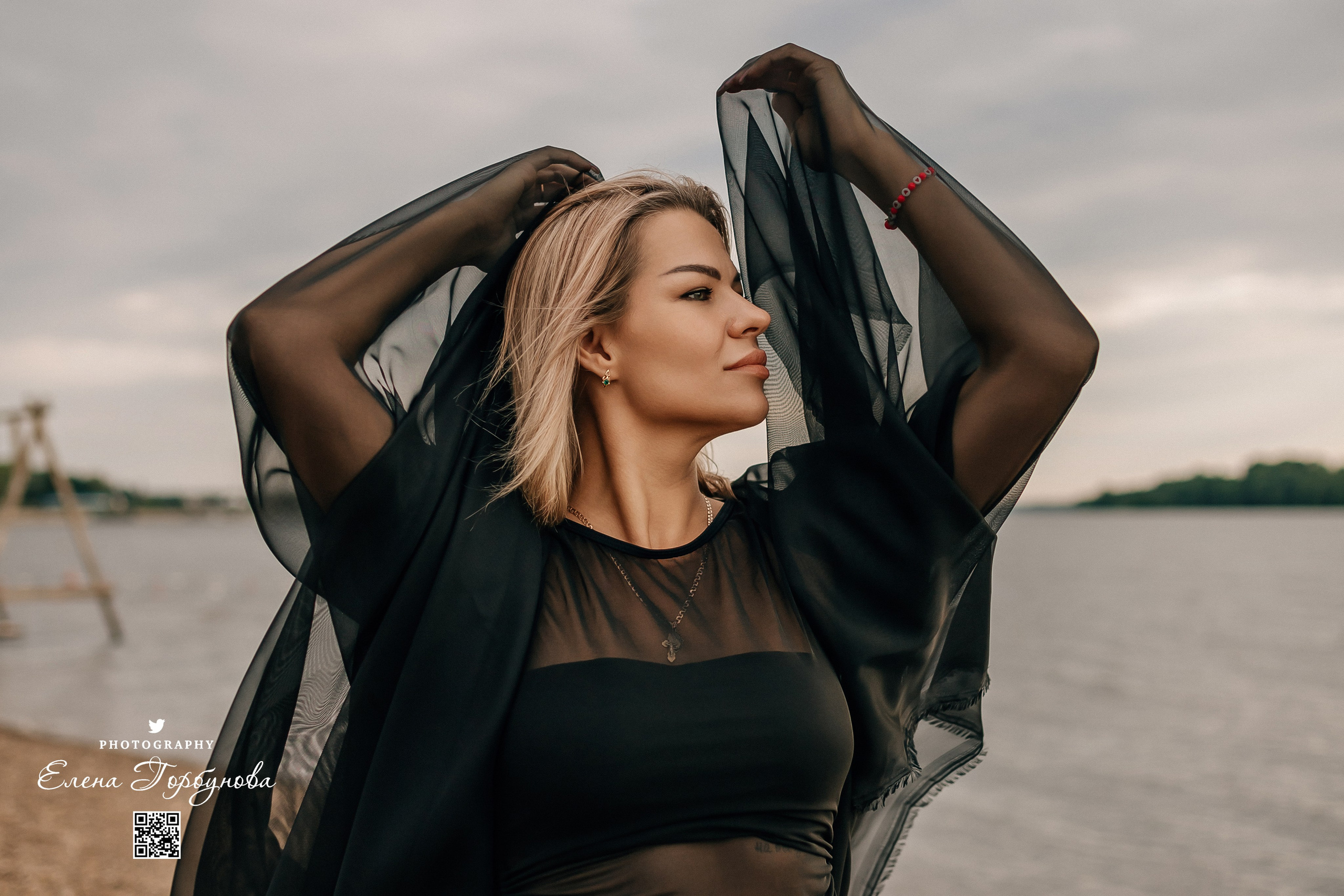 Черная серия с тканью. Набережная. Александра и Таисия. Июль 2025 г. Фотограф Пермь. Свадьбы. Семья и дети, школа, д. сад. Фотокниги