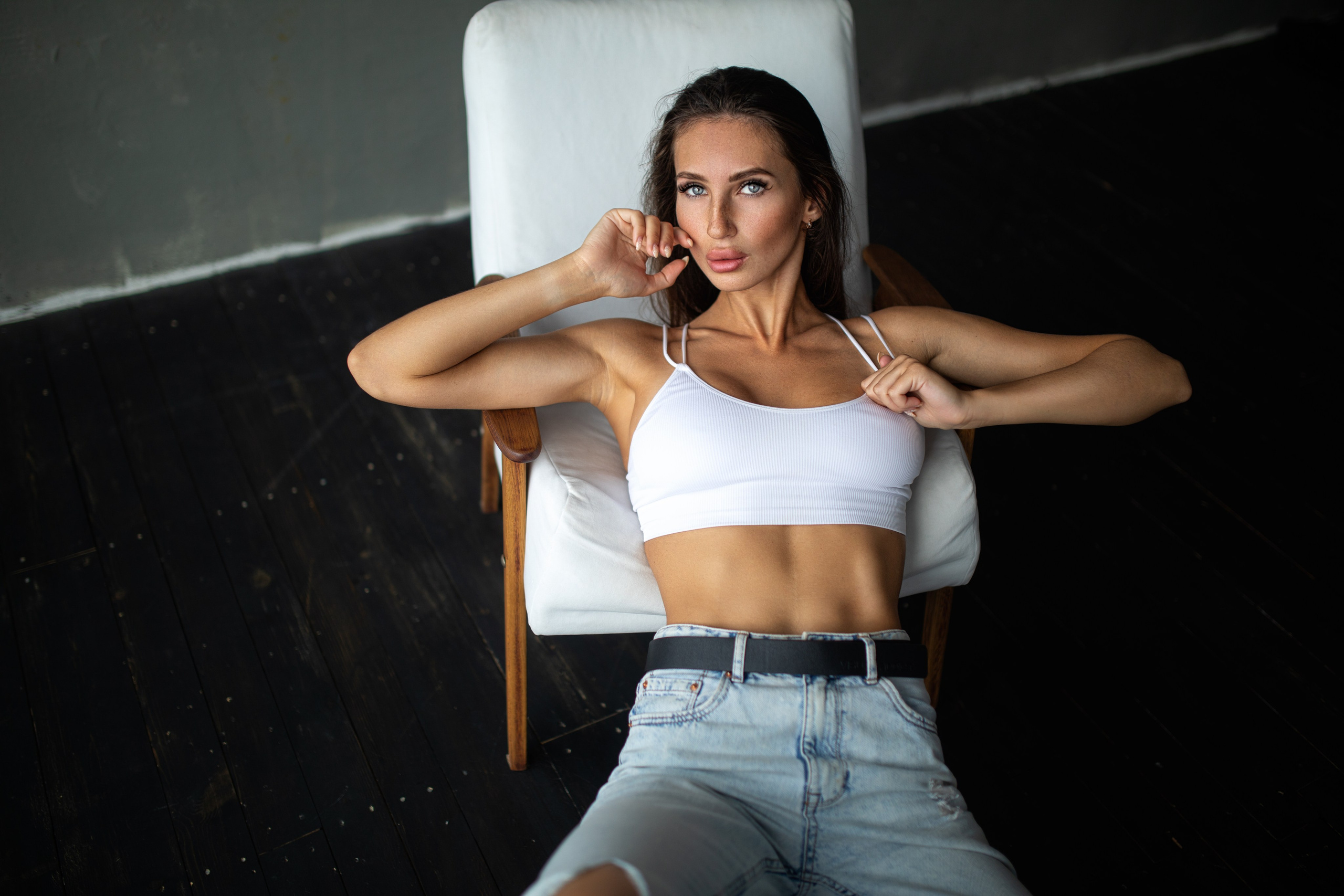 Съемка с Викторией в студии с минимальным интерьером в формате для «себя»