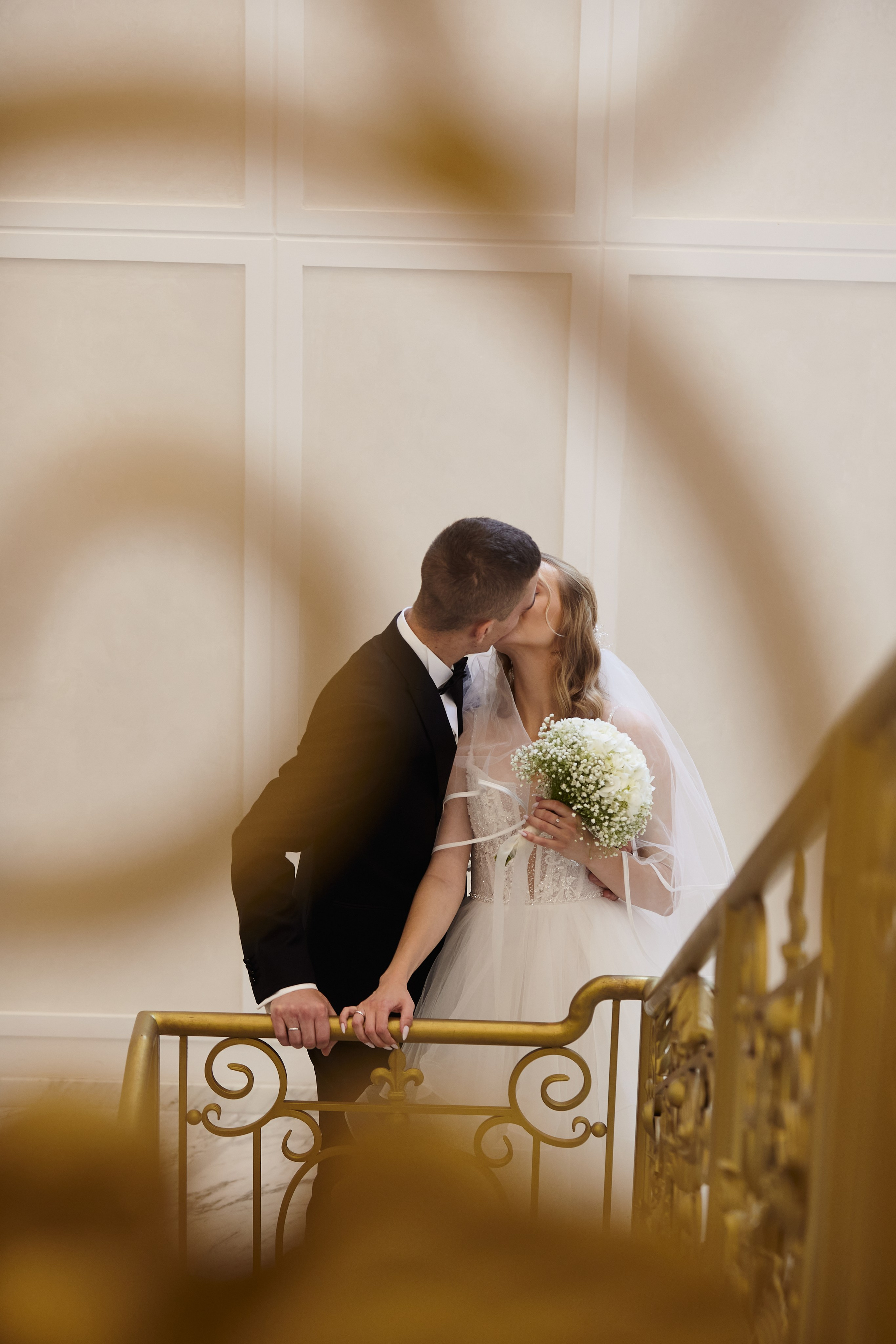 молодожёны. жених и невеста. фото в загсе