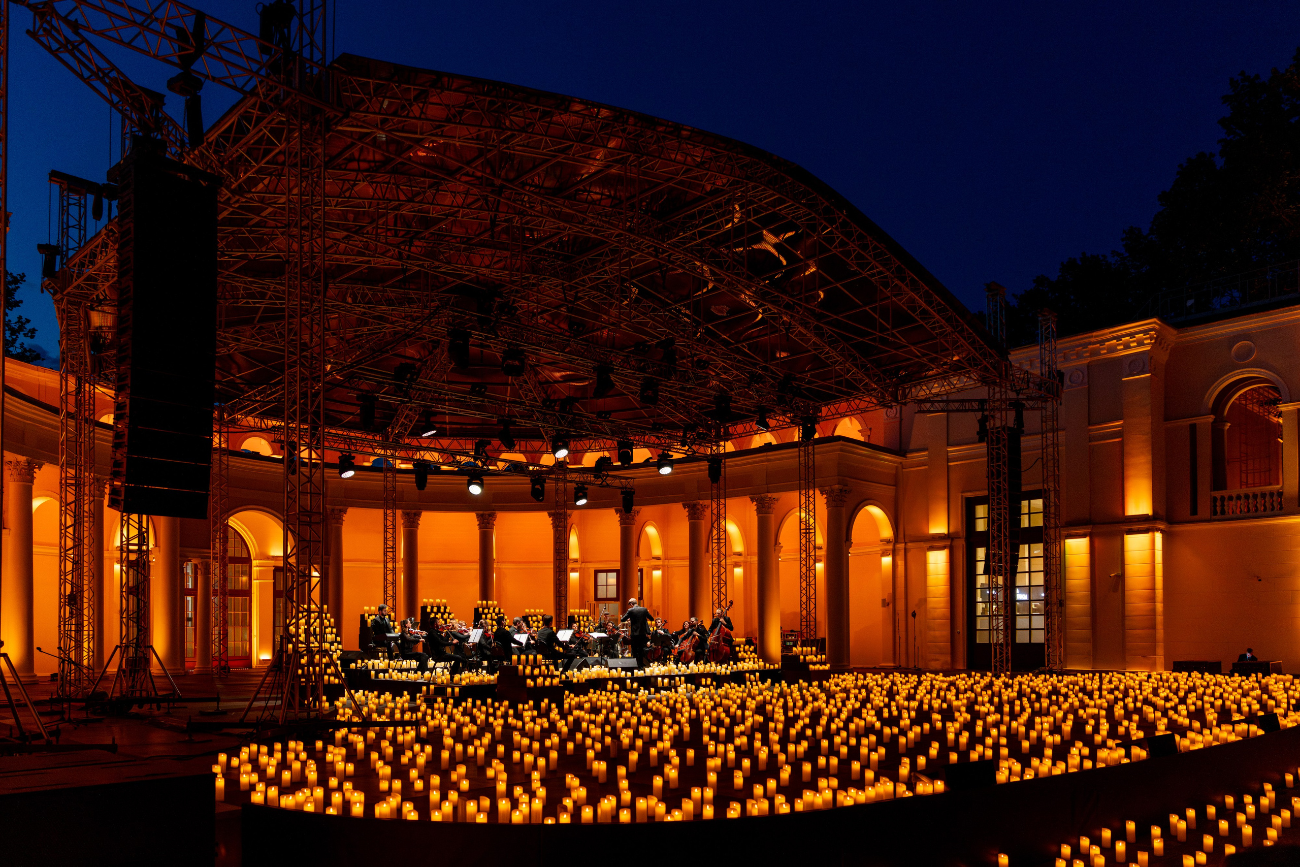 Симфонический оркестр Lumisfera при свечах. Фотограф Никита Комаров