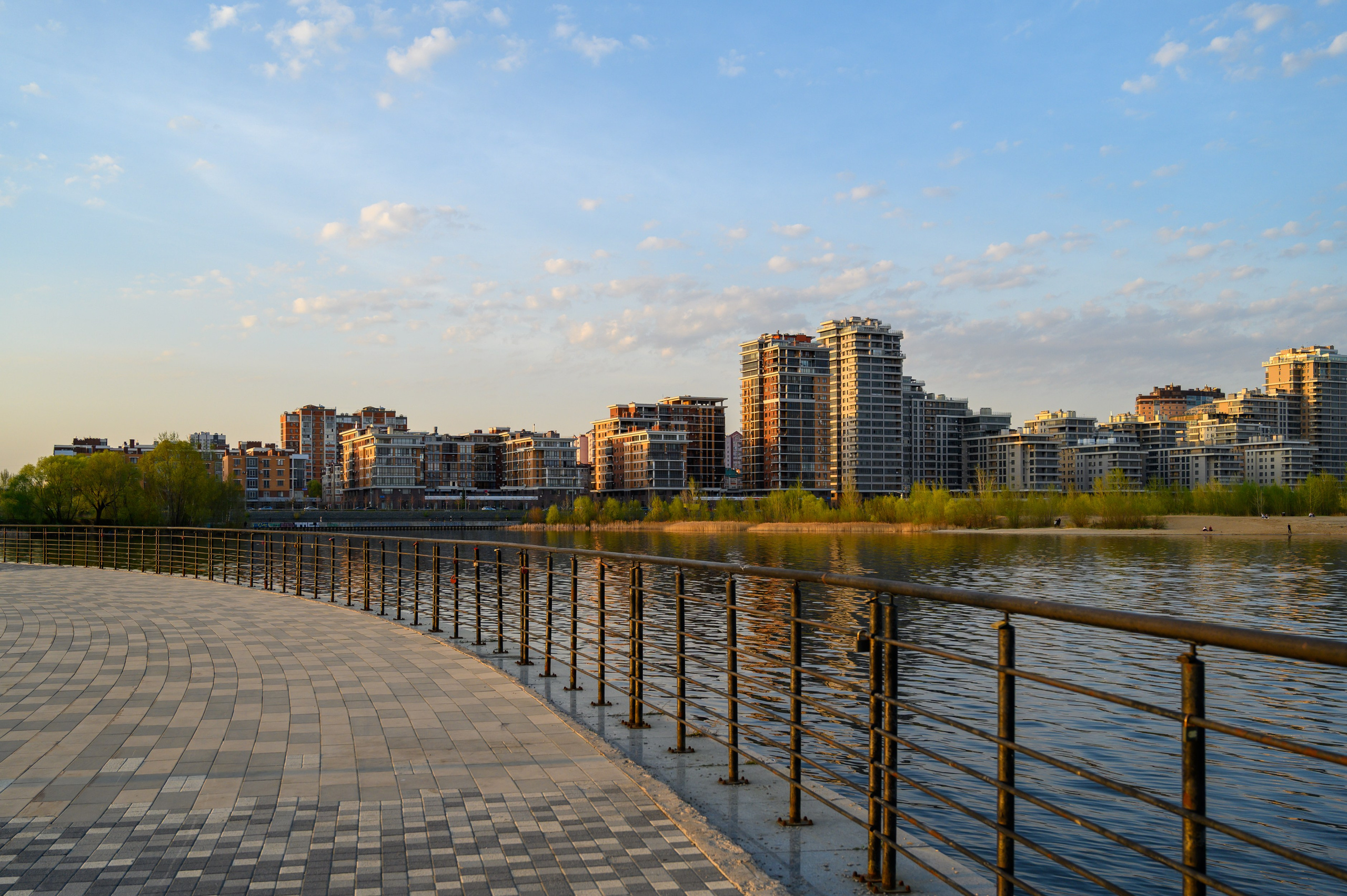 Прогулочная зона вокруг Центра семьи "Казан" с видами на Казань и её ландшафт