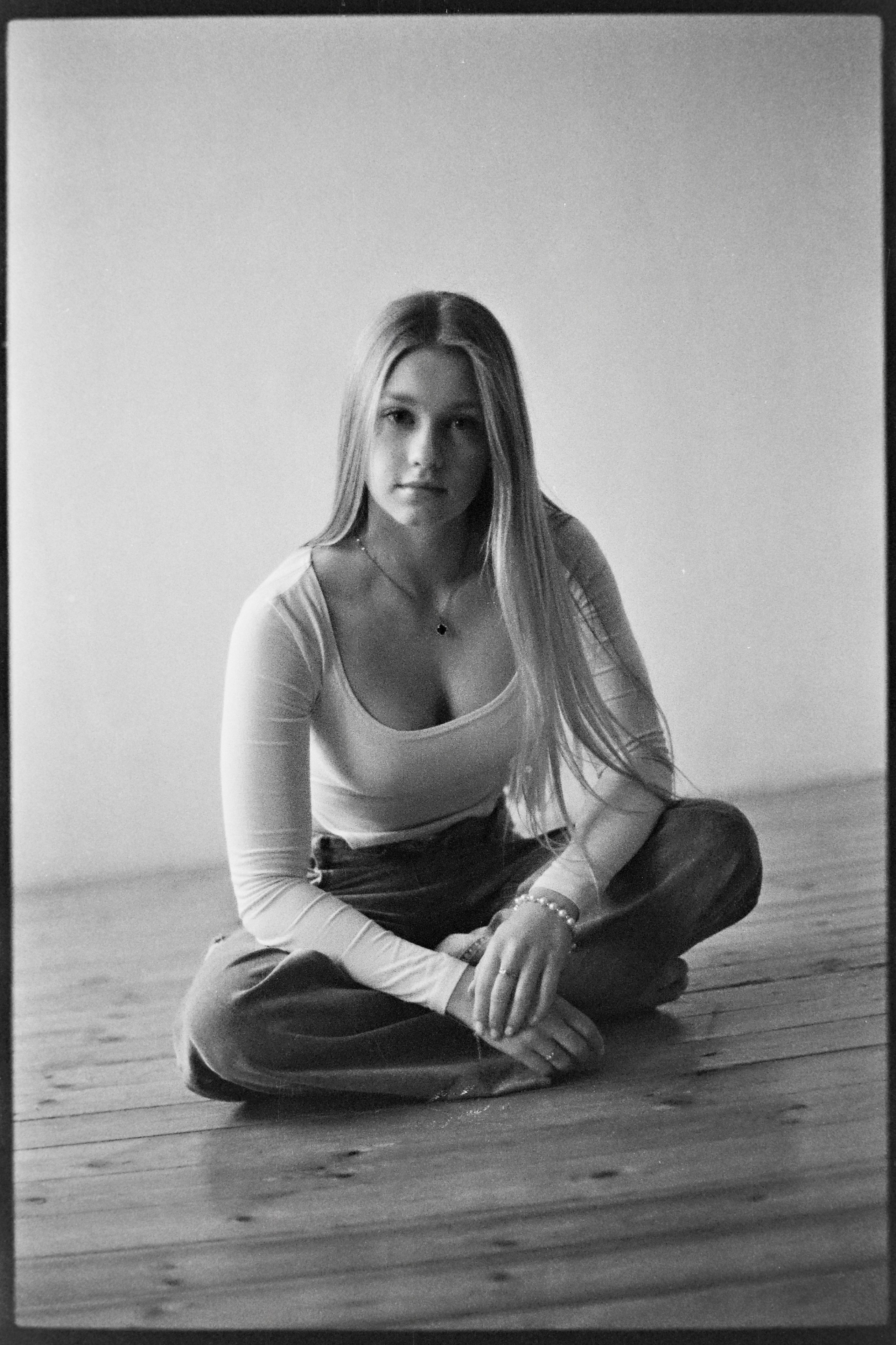 Минималистичная фотосессия на черно-белую пленку