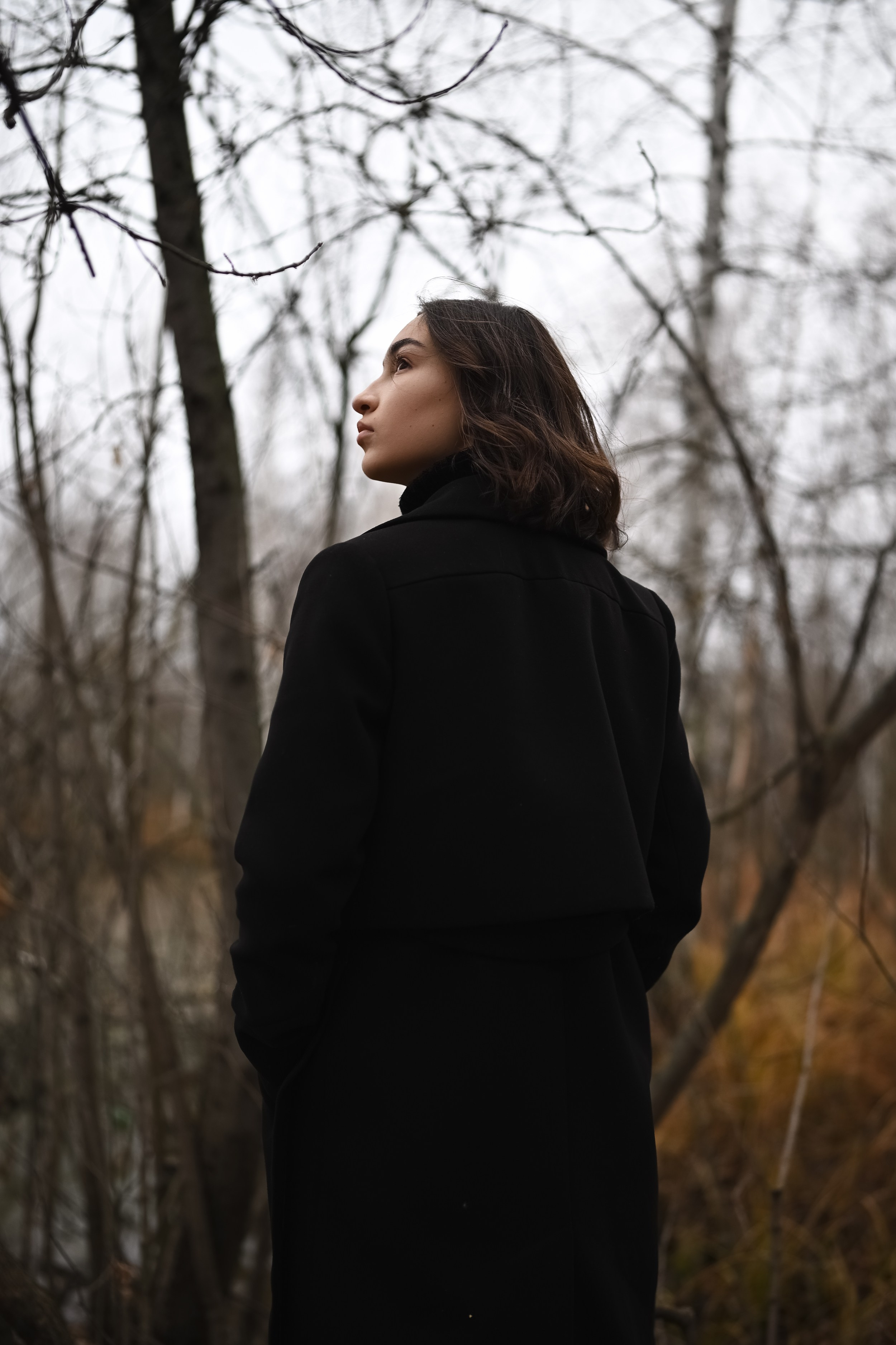 Осенняя фотосъёмка в Казани среди берёз и высокой травы, снятая Алексеем Клейменовым