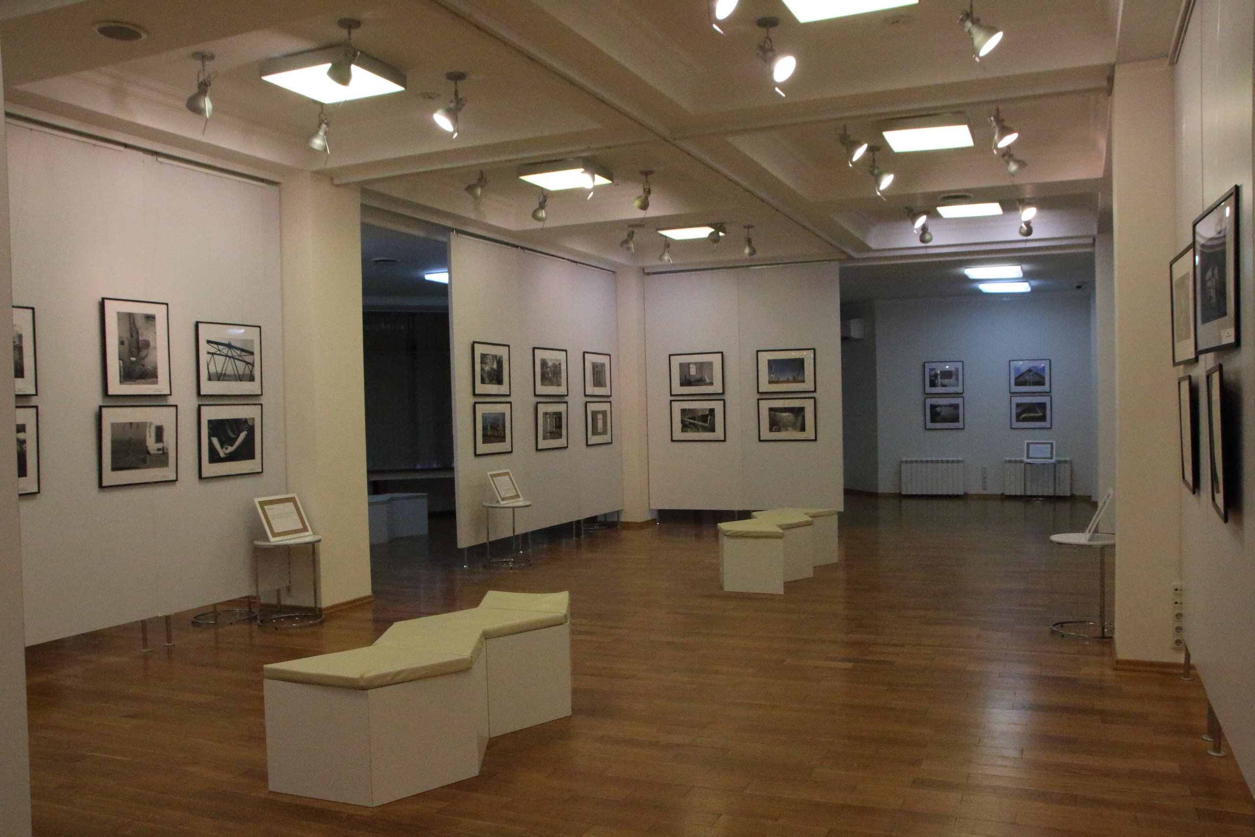 27.10.2019 Выставка Дороги, которые… Развеска. Фотообъединение Самарского областного отделения Союза журналистов России