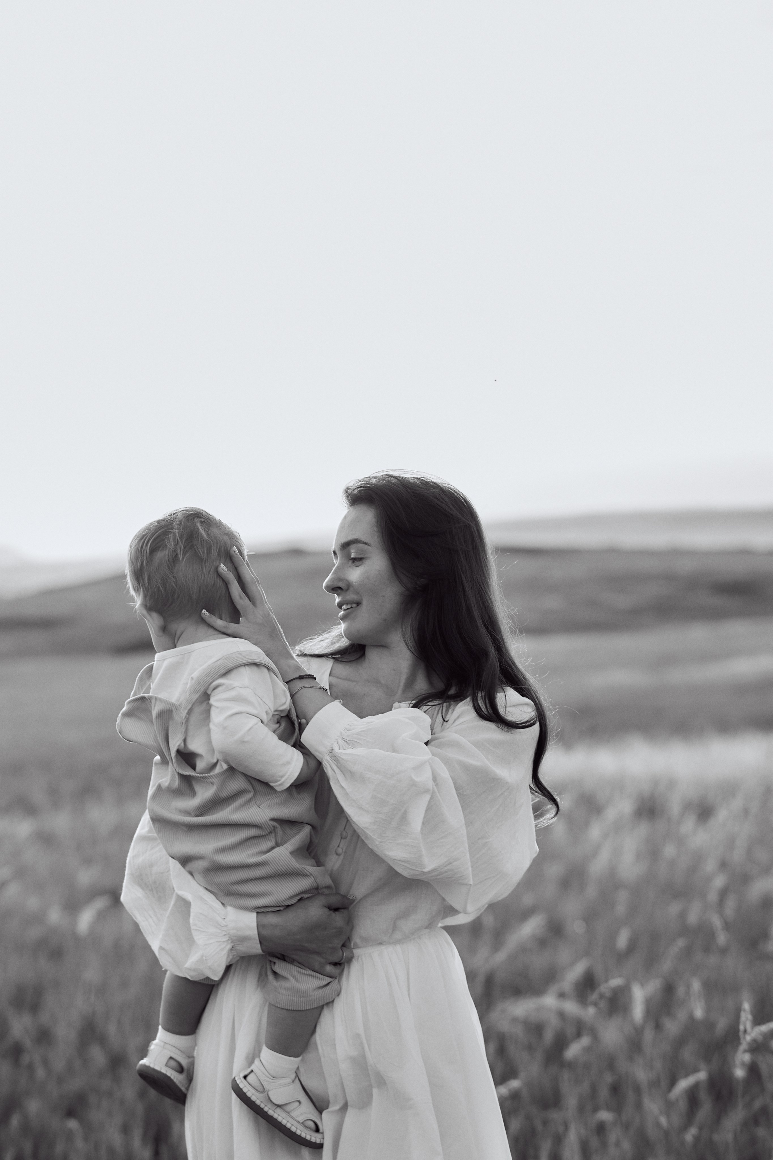 Шамиль, Аня и Марс в поле с барашками. Семейный и свадебный lifestyle-фотограф в Москве Мария Петрова