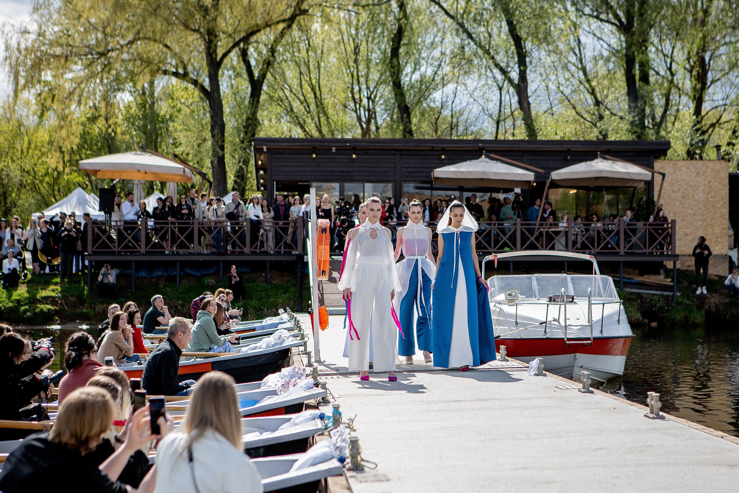 Показ на воде. Свадебный и портретный фотограф Москва
