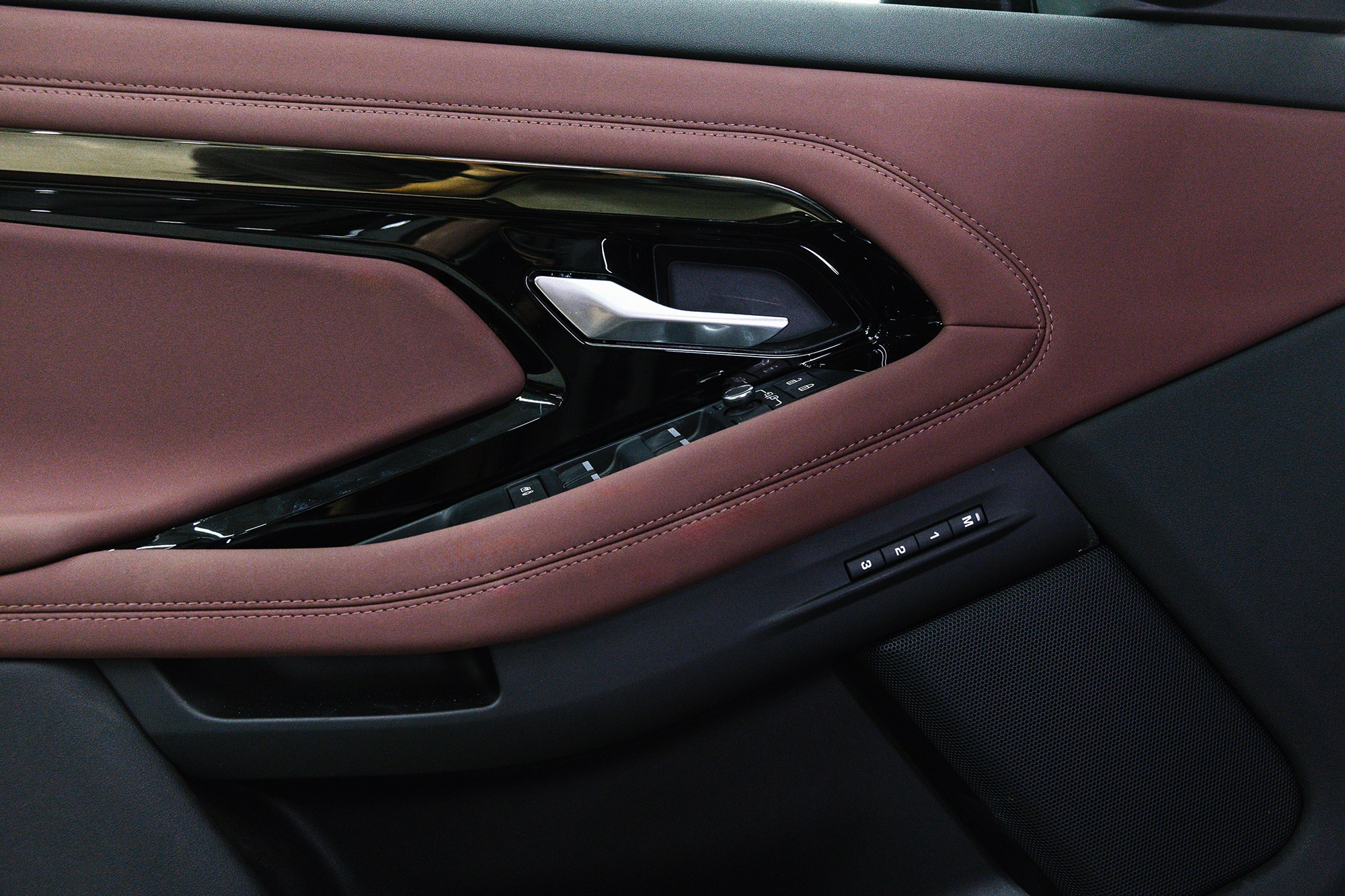 Land Rover Range Rover Evoque.2.0 Si4 4WD AT (249 л. с.). Автосалон «Х-Авто»