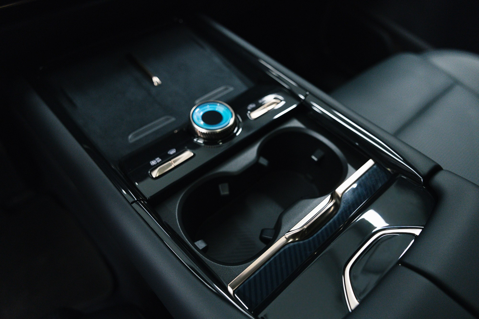 Lynk & Co 900 Ultra 2,0hyb 4WD AT (734 л. с.). Автосалон «Х-Авто»