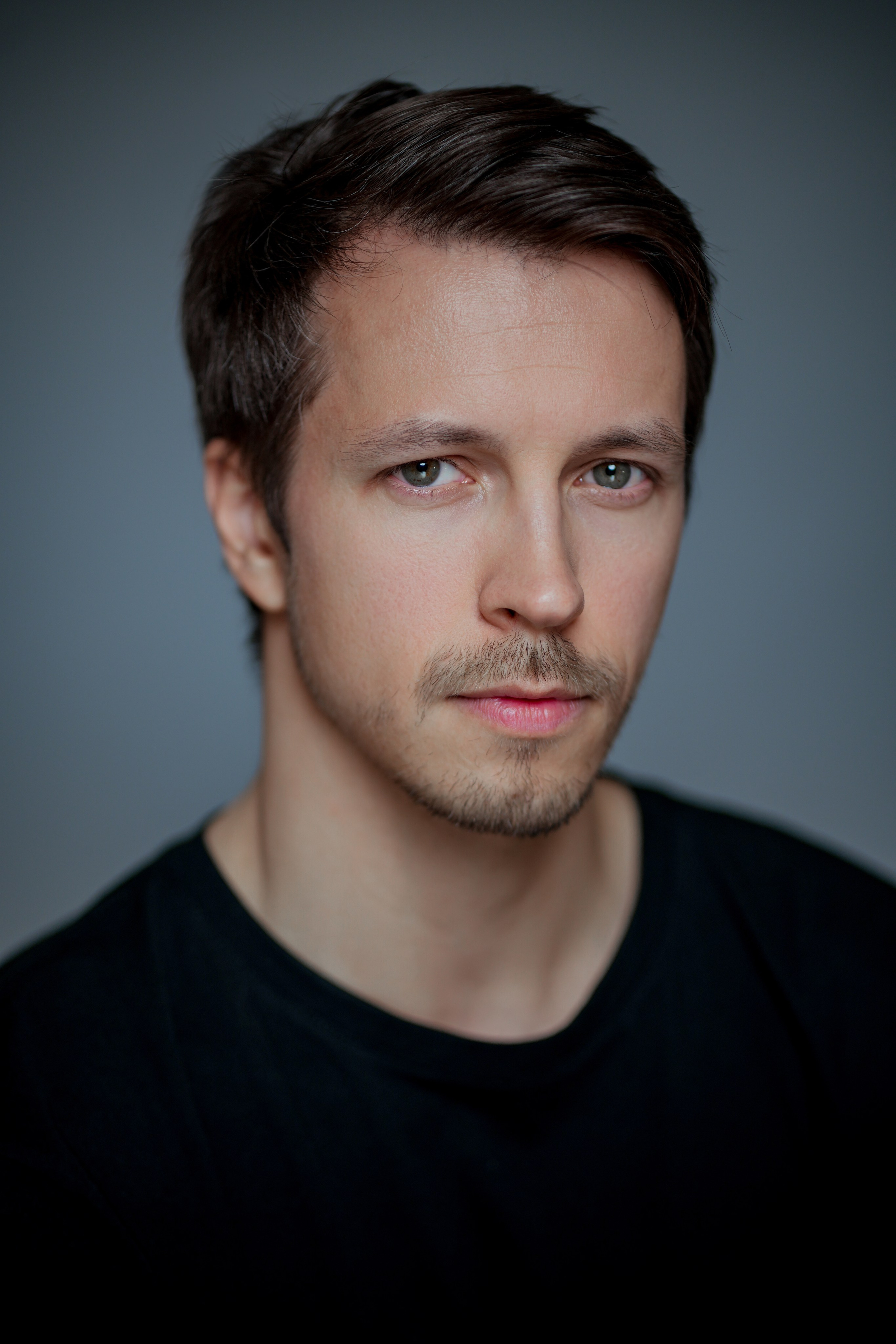 Актер Денис Васильев. Портретная съемка в Москве, студийный фотограф Игорь Фомин
