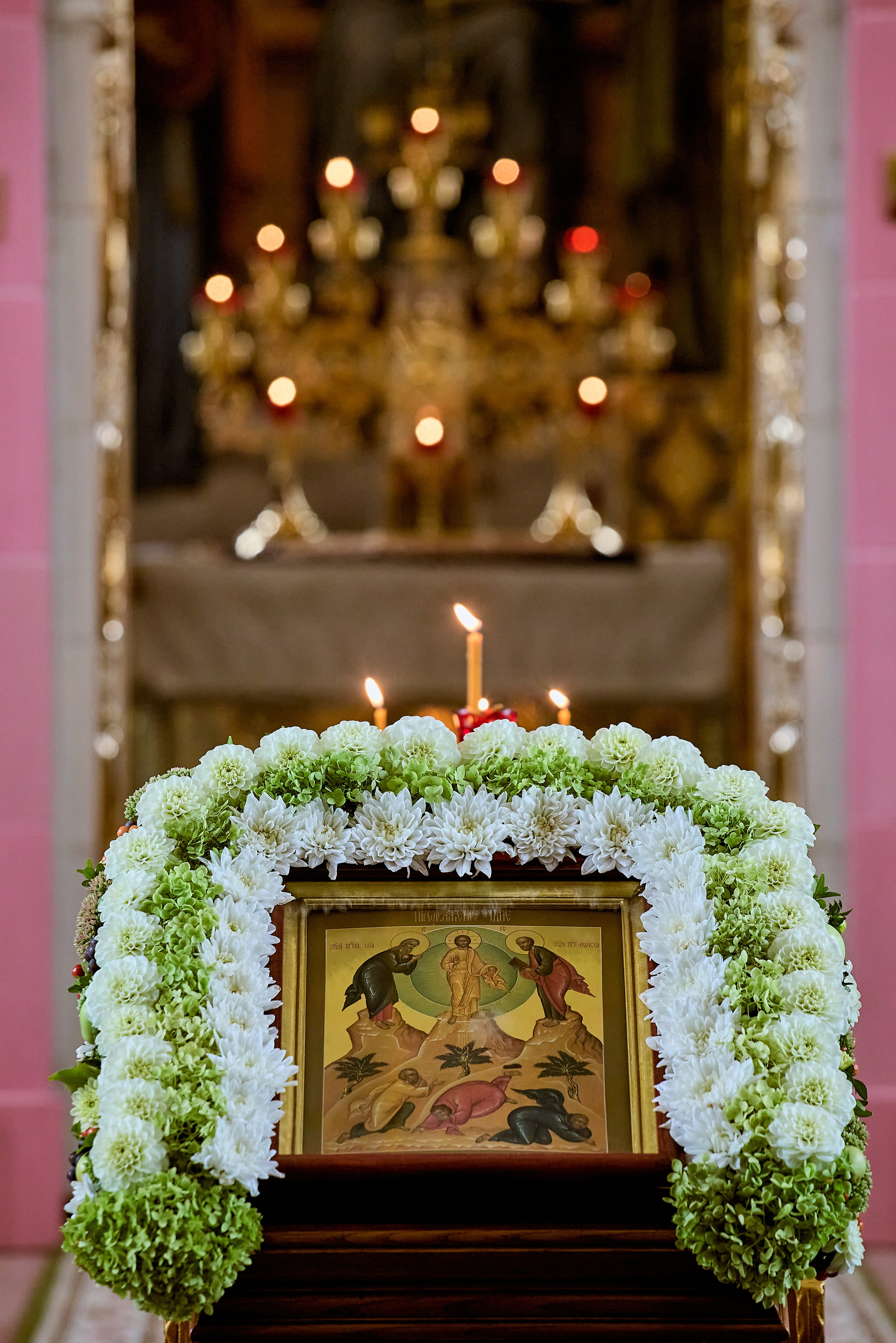 Икона Преображение Господа Бога и Спаса нашего Иисуса Христа украшенная цветами флорист Жанна Поздеева фотограф Николай Голованов