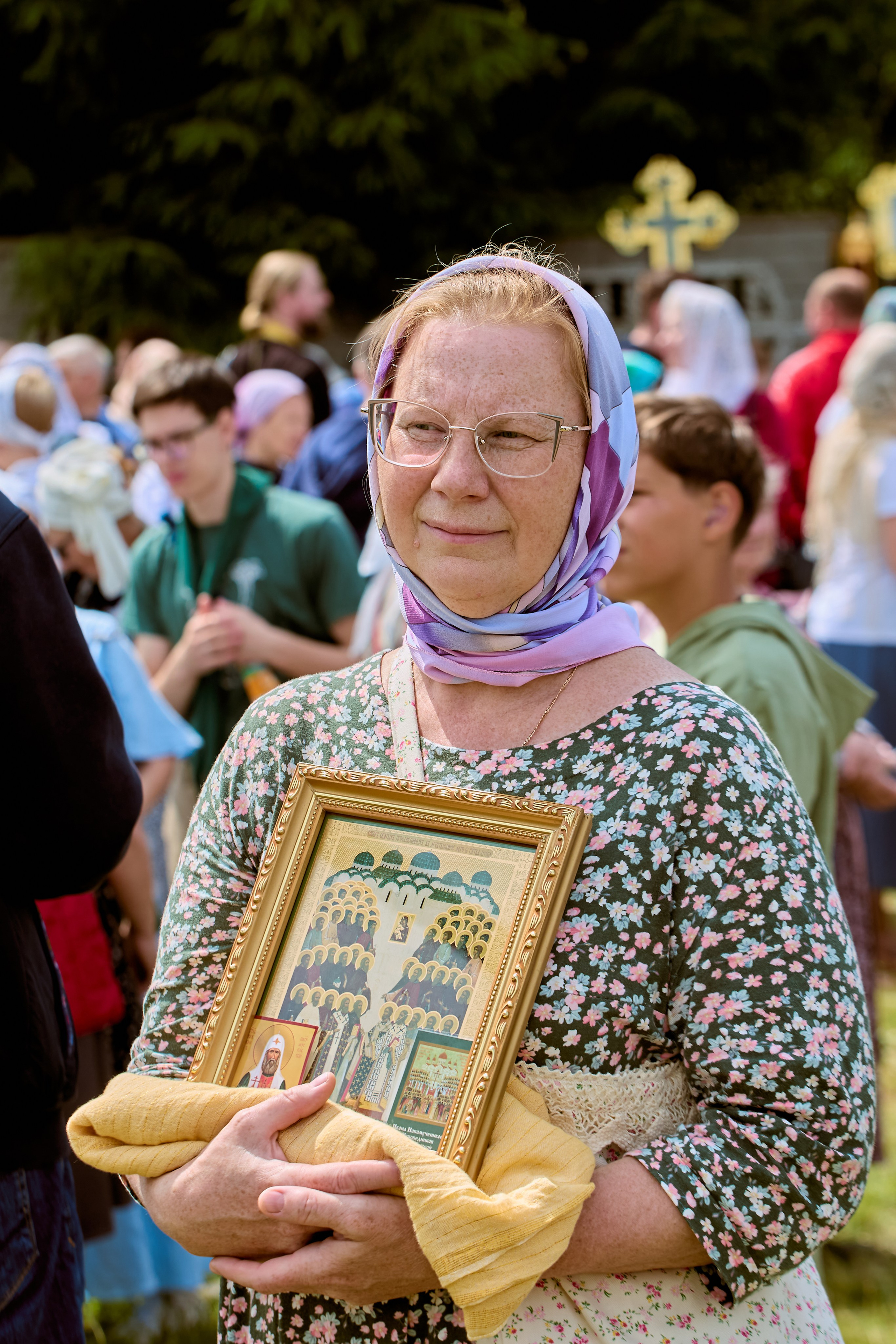 Женский портрет с иконой в руках на крестном ходе в Дзержинске