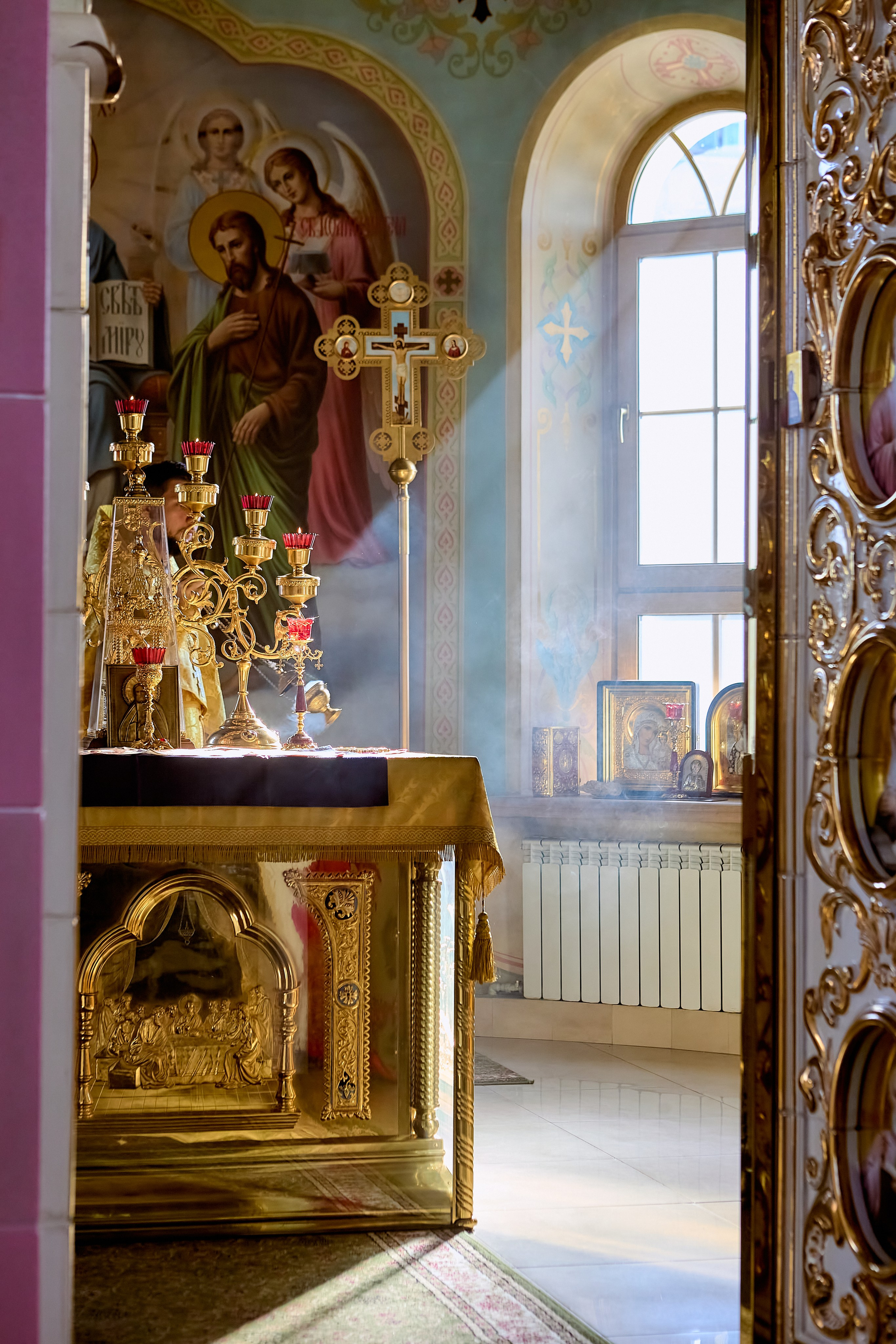 Вид из храма в Алтарь свет из окна в алтаре на престол