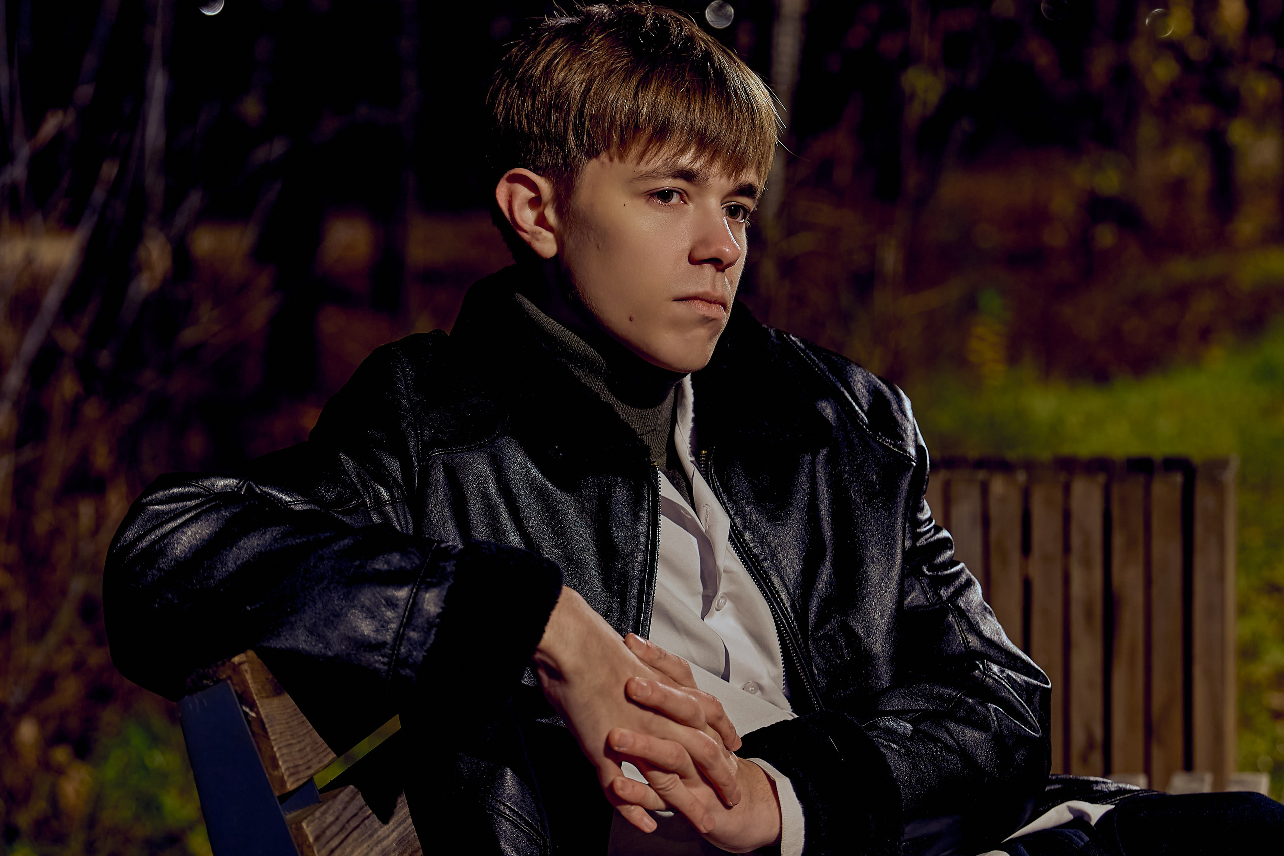 Потрет подростка в ночном городе фотограф Николай Голованов Дзержинск православный портретный и детский фотограф