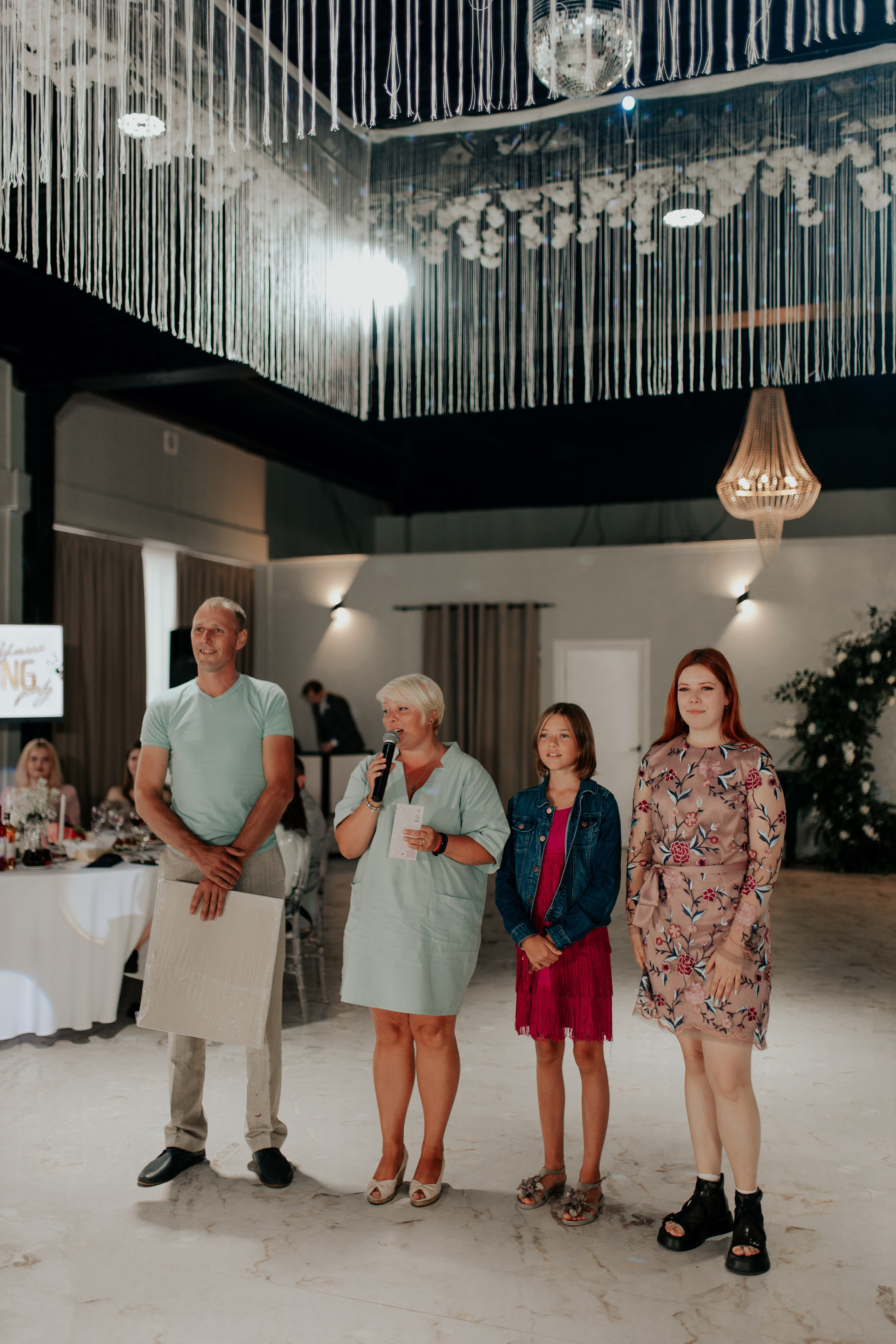 Семья говорят тост у праздничного стола — семейное тепло