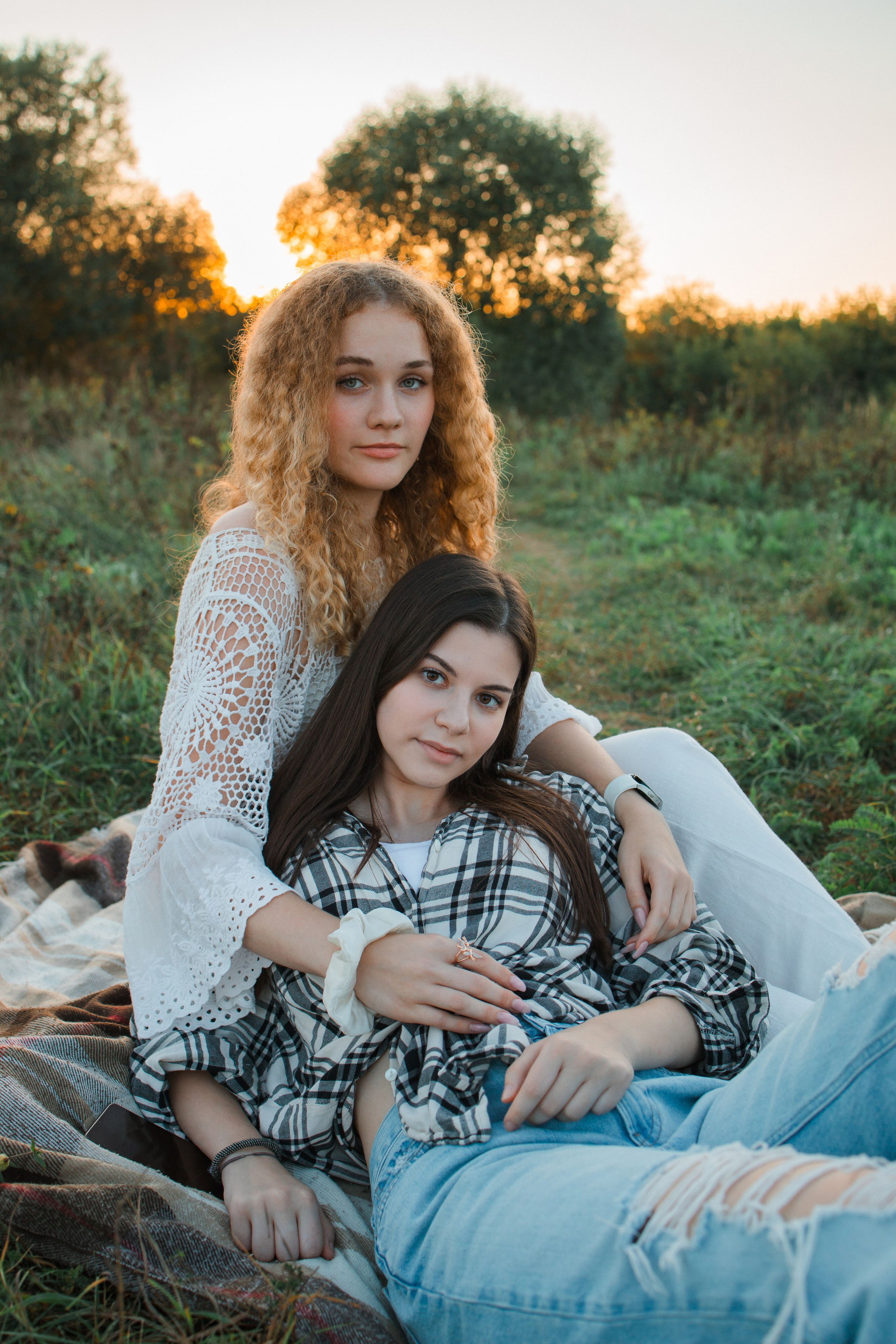 Прогулочная фотосессия на выпускной альбом с 11 классом в Серпухове. Выпускные альбомы в Серпухове