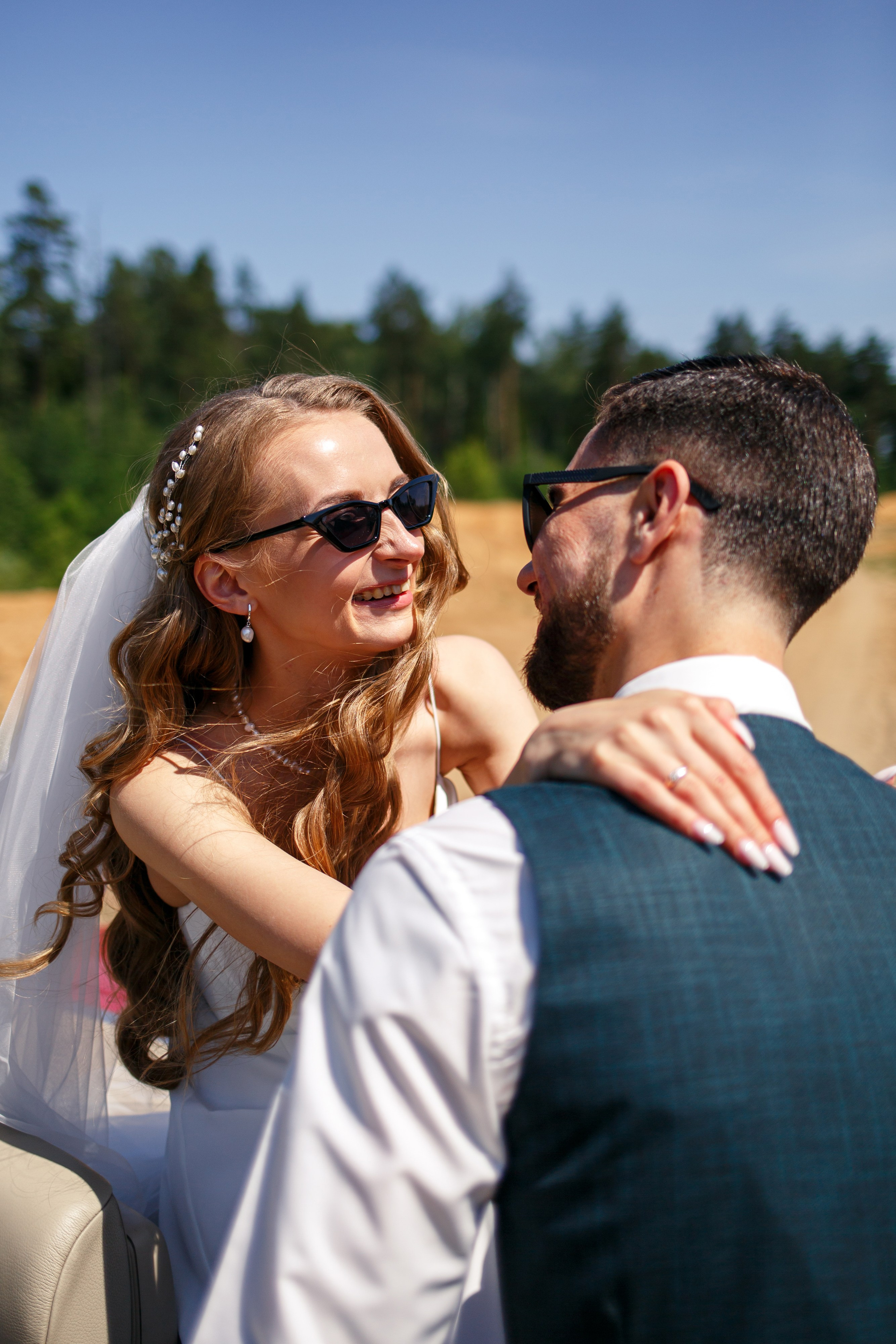 Свадебная фотосессия с кабриолетом и в загородном клубе Artiland. Свадебный фотограф Москва и МО Сергей Киржаев