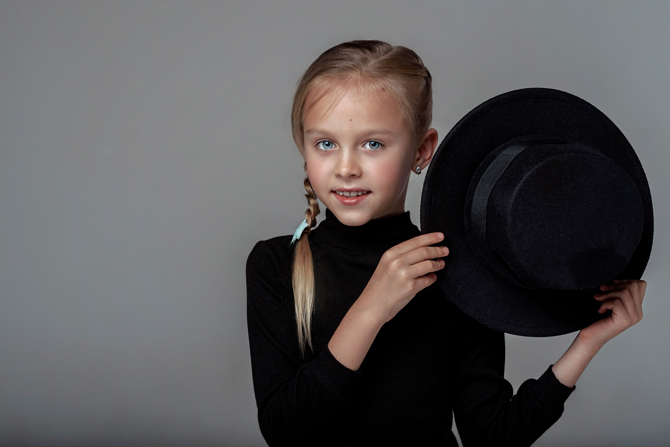 Детская фотосессия сестёр в Сочи. Детский студийный фотограф Сочи