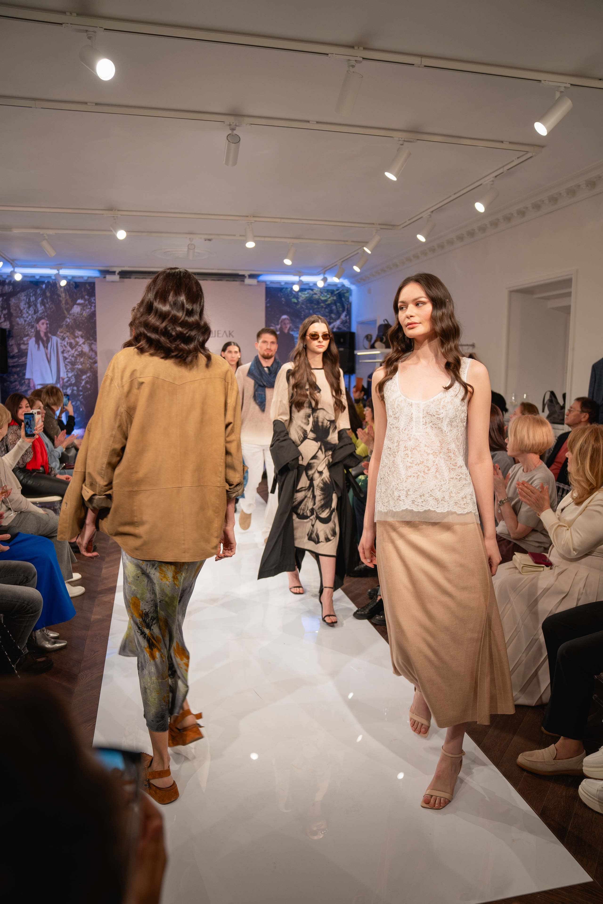 Модельный показ. Занимаюсь профессиональной фотографией и живу рядом с Байкалом. Работаю в разных жанрах