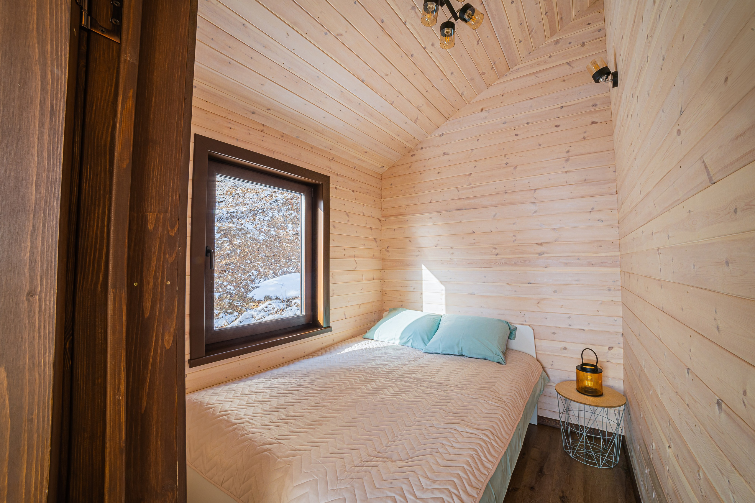 Интерьерная съемка частного гостевого дома. Занимаюсь профессиональной фотографией и живу рядом с Байкалом. Работаю в разных жанрах