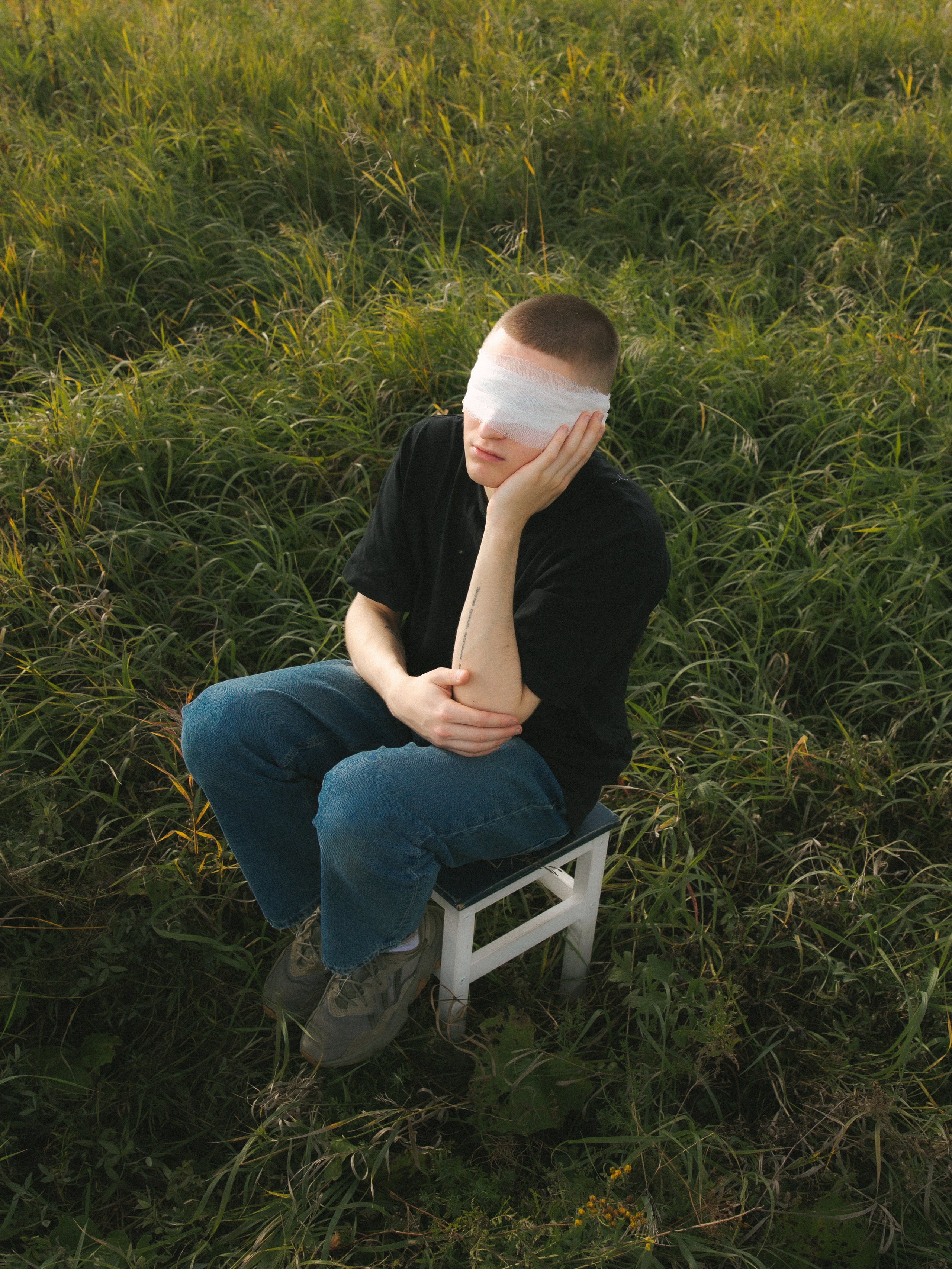 Никита в поле. Фотограф Настя Булочка Екатеринубрг