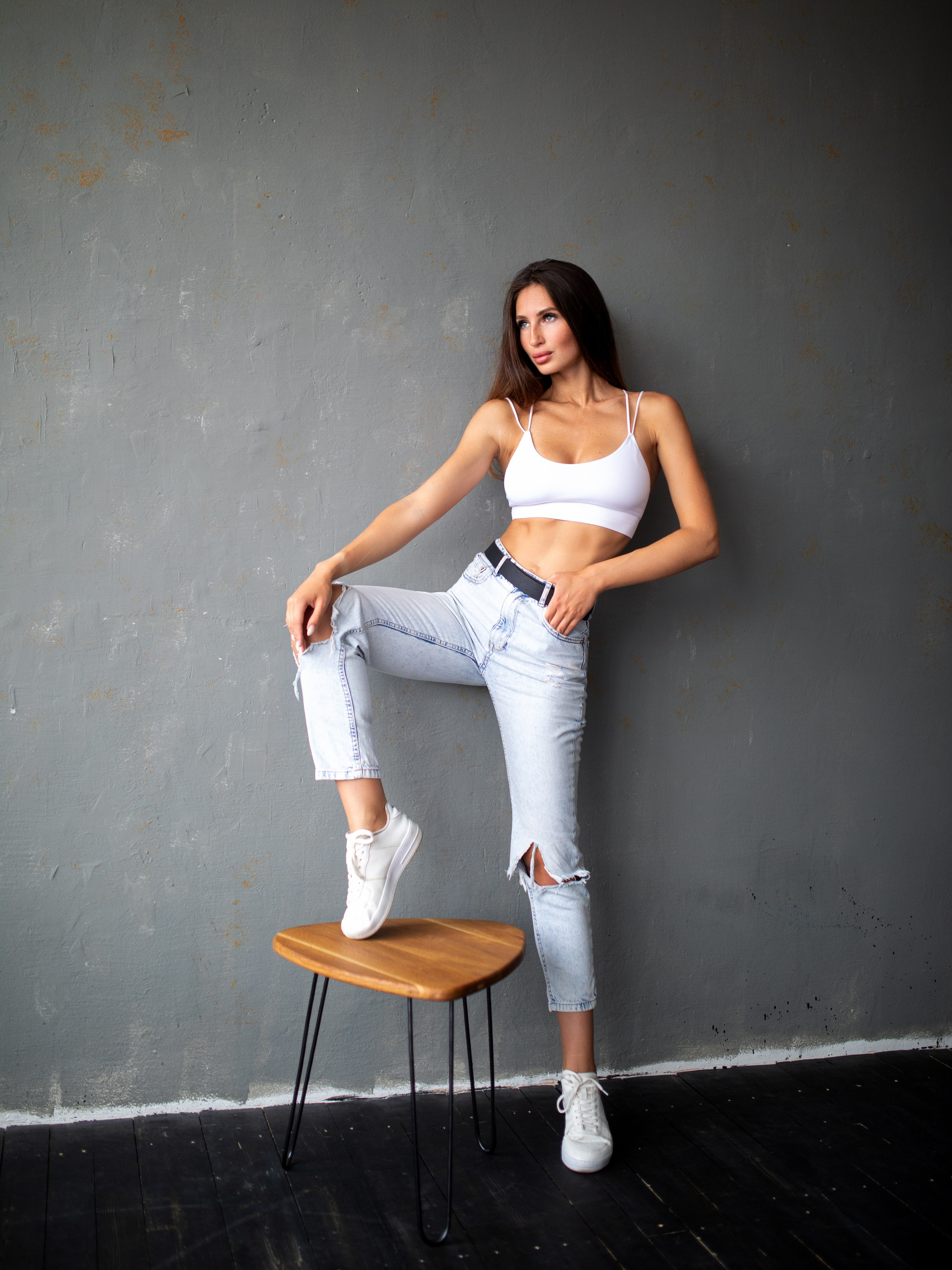 Съемка с Викторией в студии с минимальным интерьером в формате для «себя»