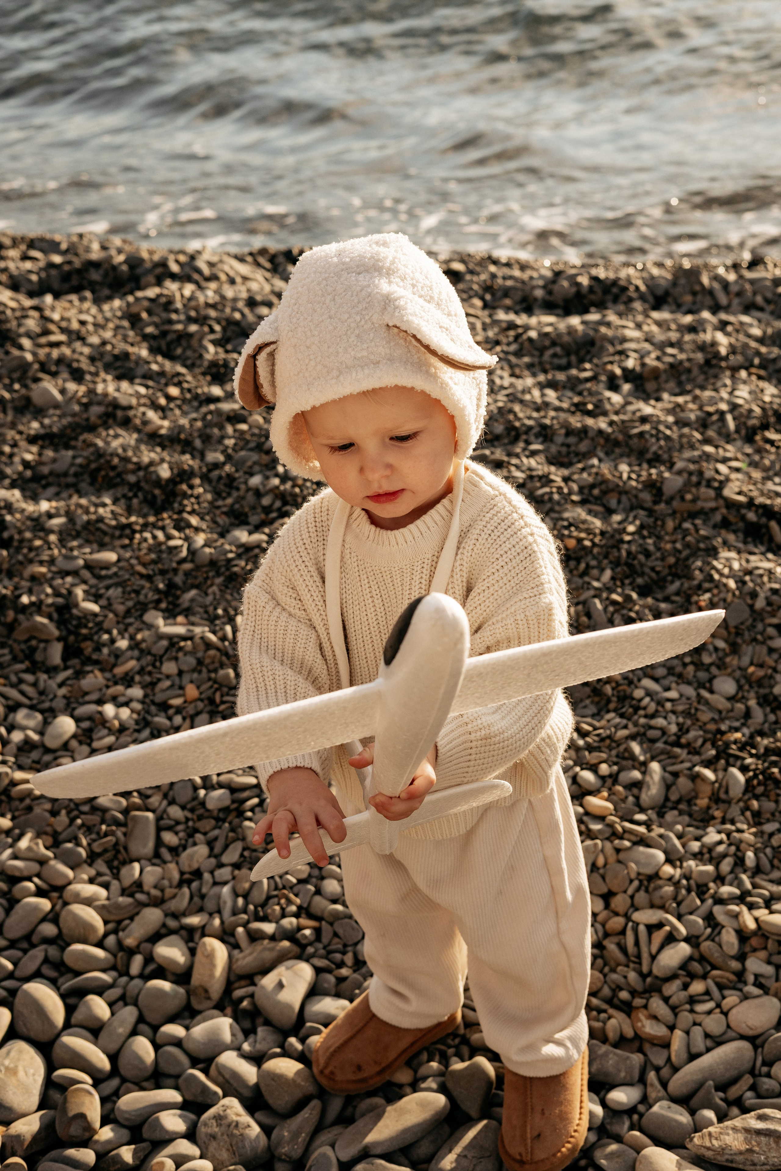 Дочь нежно держит бумажный самолетик в руках