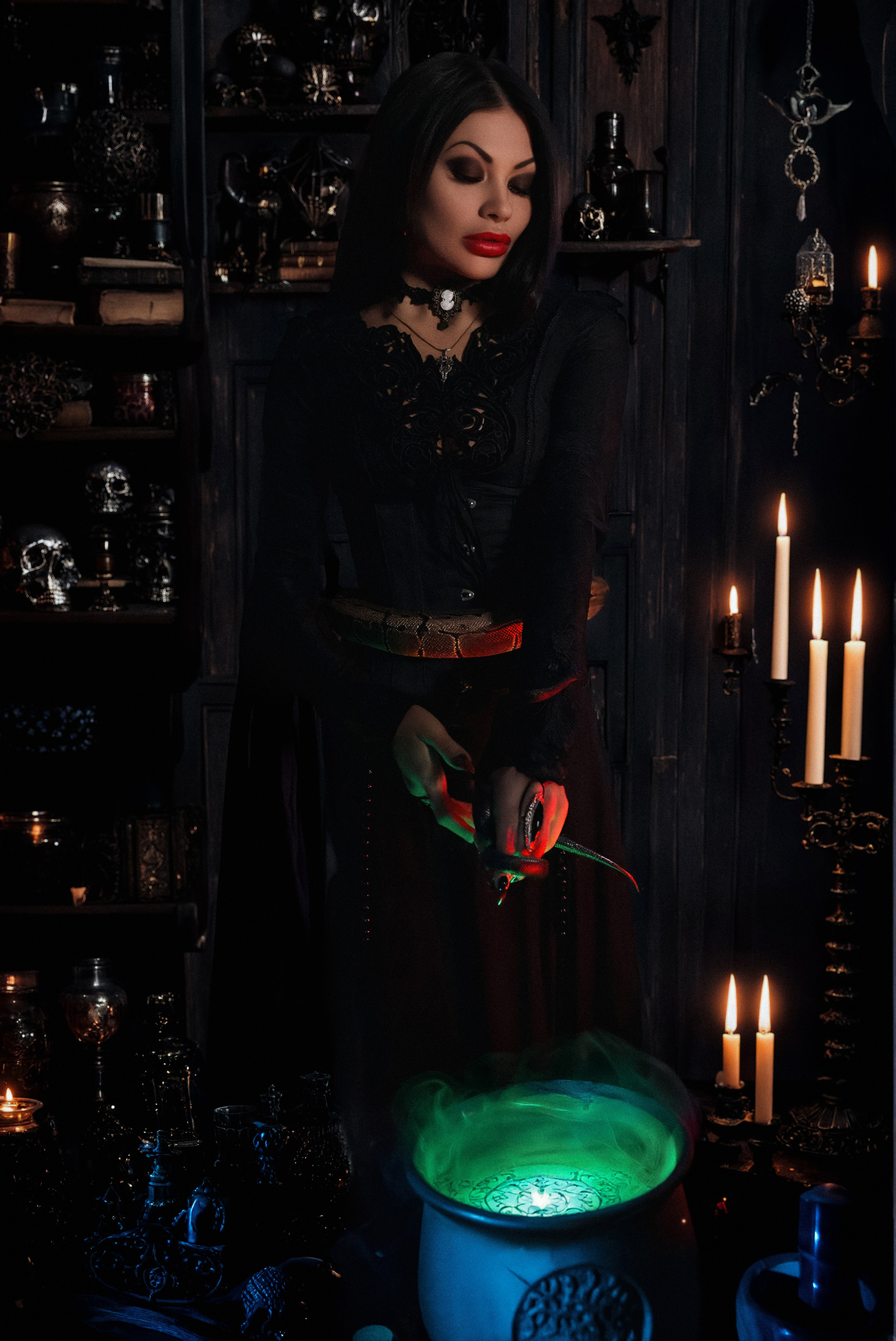 готическая фотосессия ведьмы со змеями, спиритическая доска, черепа