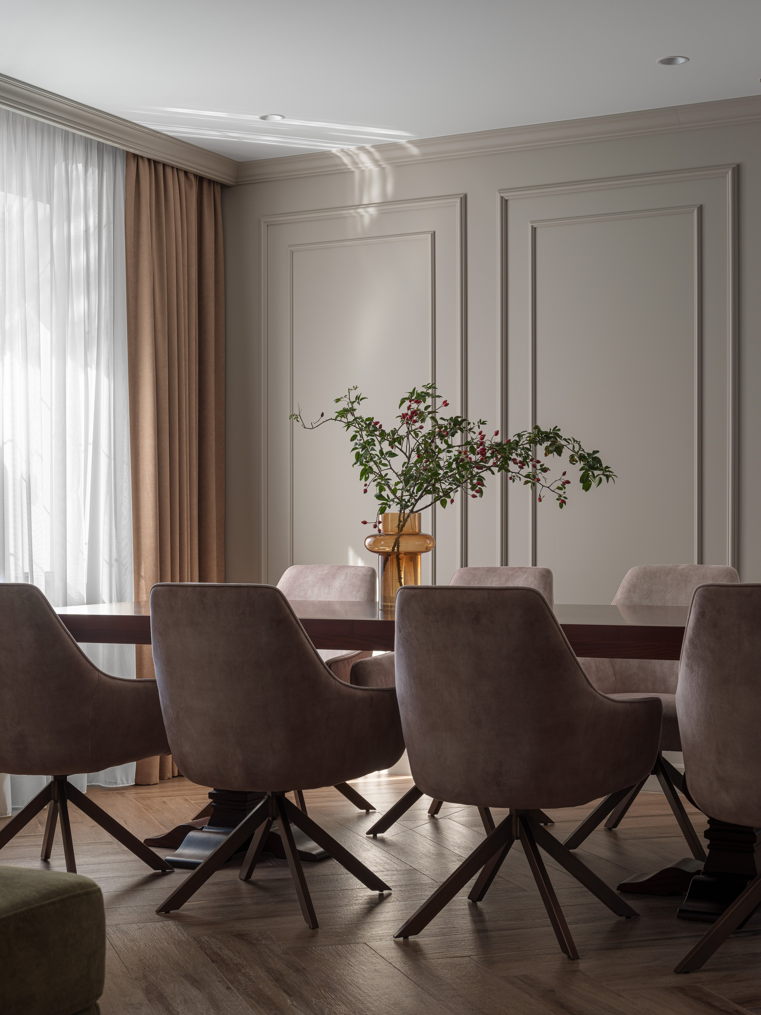 Фото столовой зоны в современном интерьере: уютный стиль, мягкие кресла и тёплые оттенки. Проект создан дизайнером Татьяной Диденко, снят фотографом Сергеем Денисенко и застилизован Натальей Якушевой.