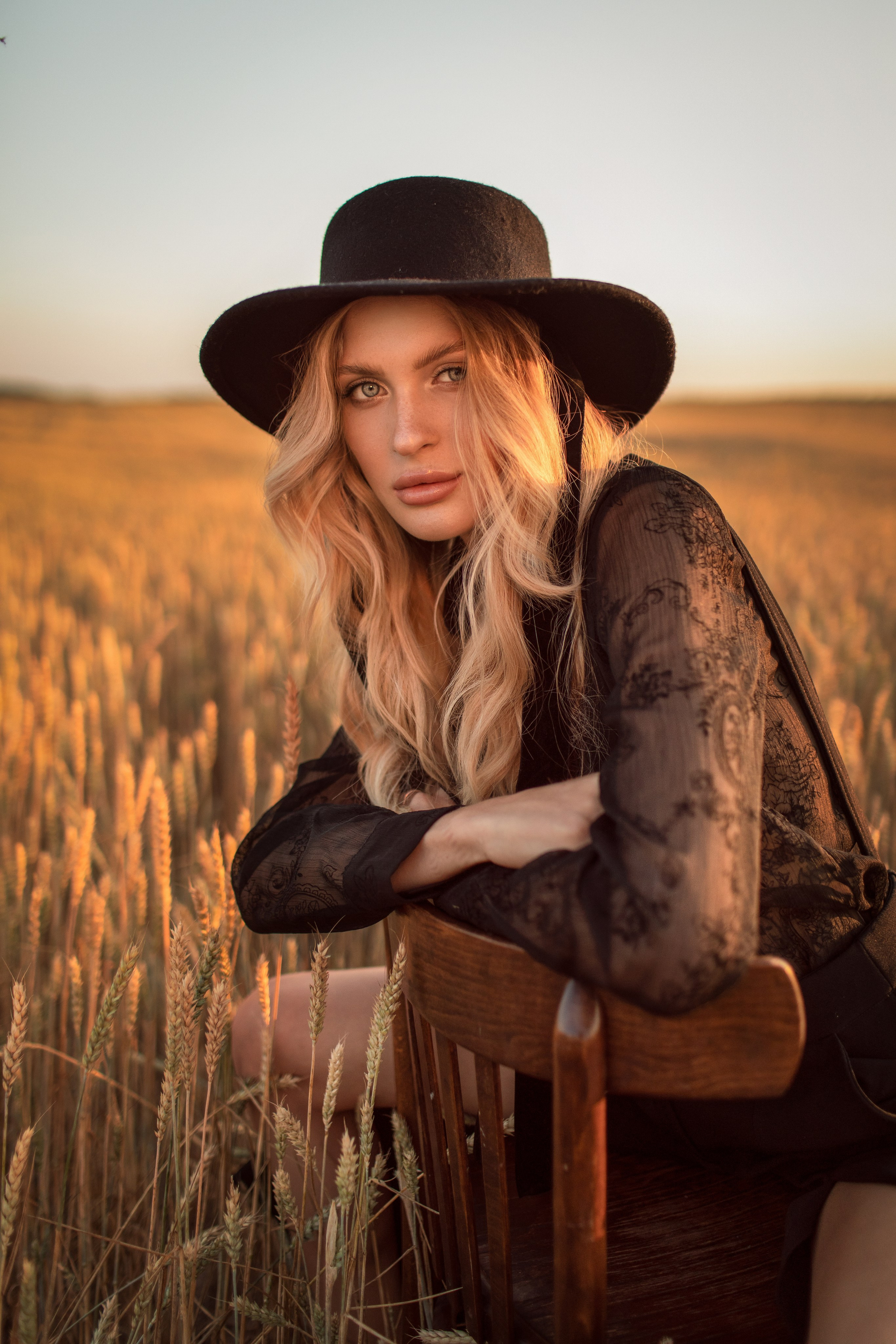 Модельная съемка в поле. Главная