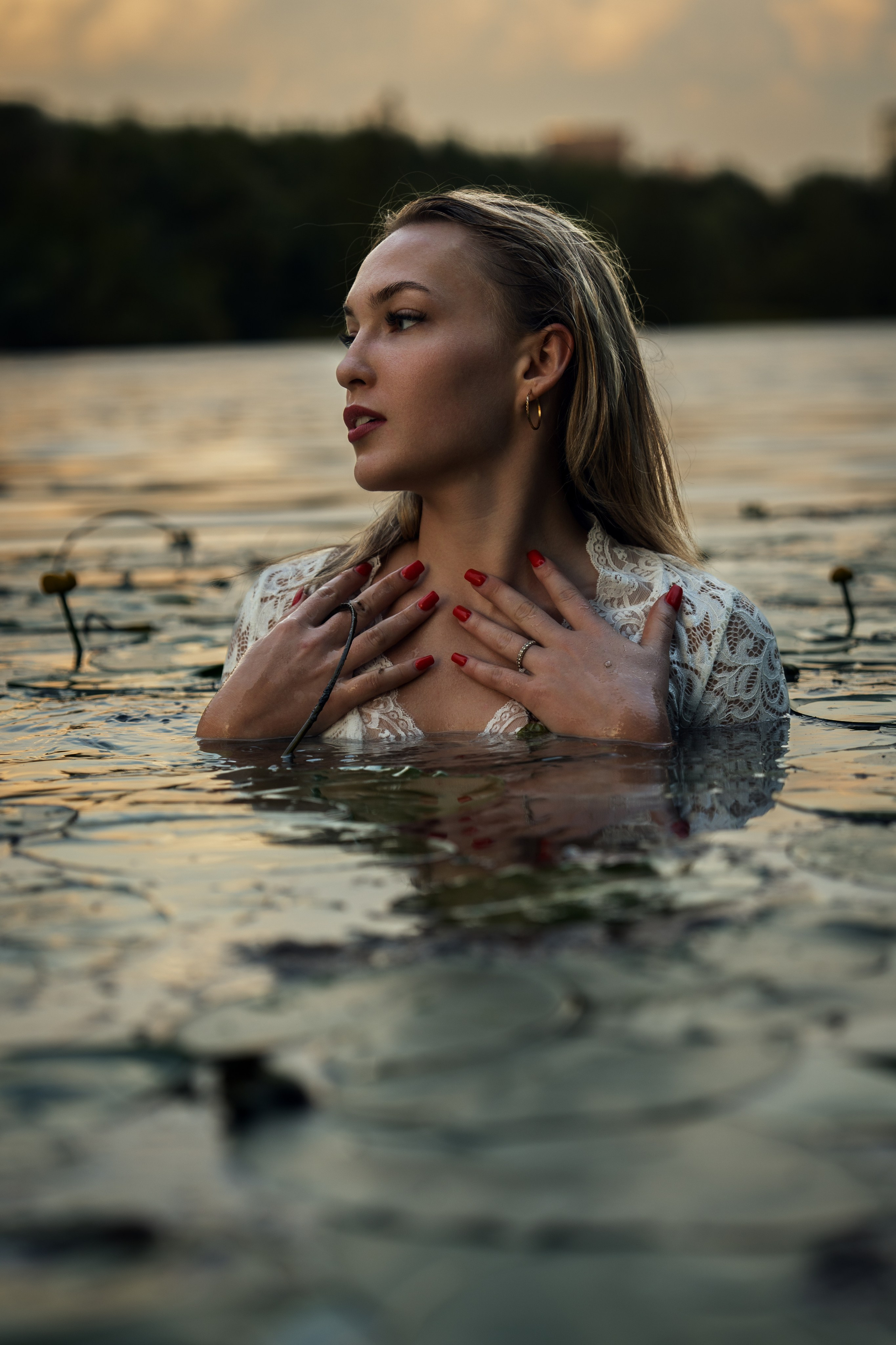 девушка в белом платье купается в реке в строгино