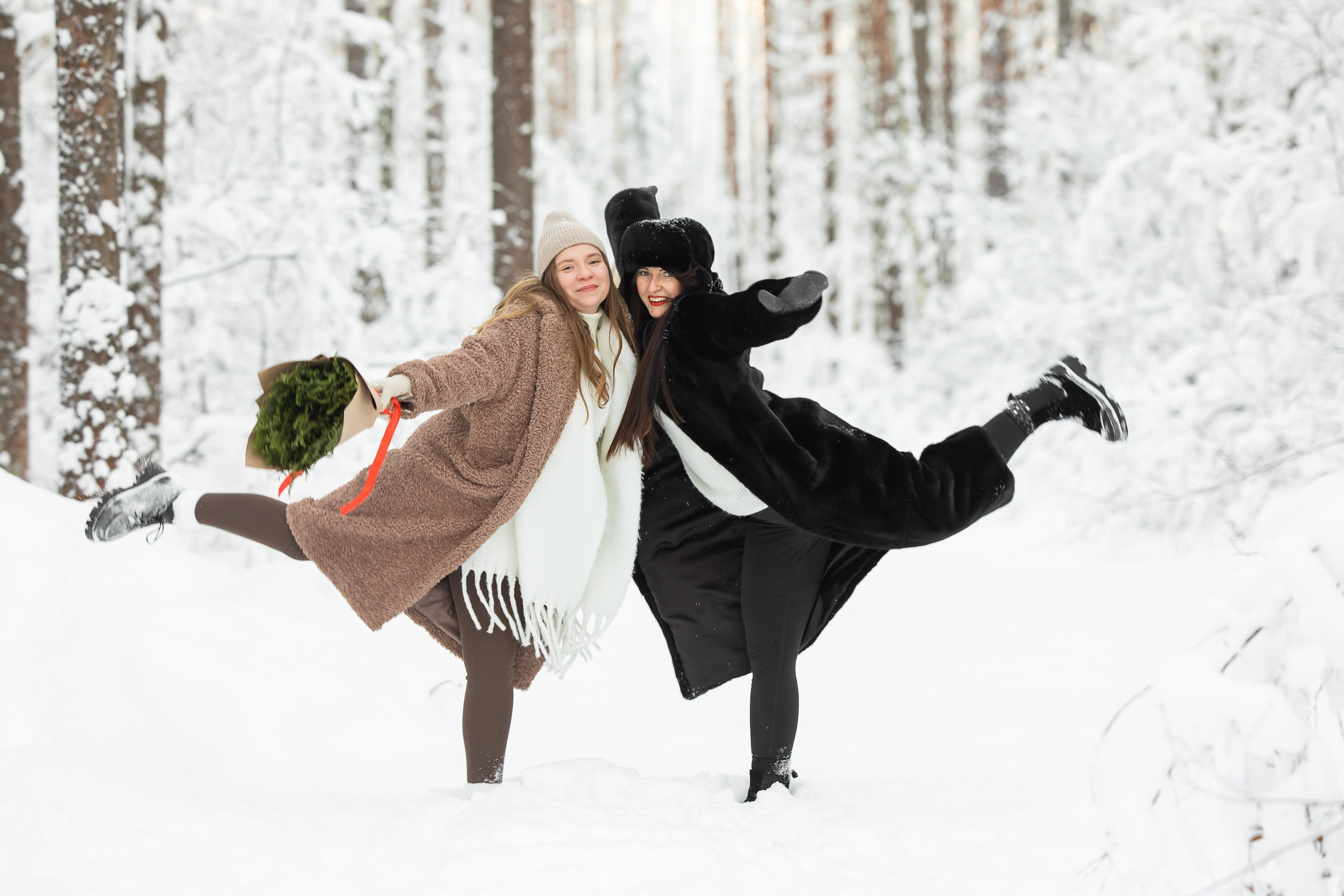 Анастасия и Юлия в зимнем лесу. Свадебный и семейный фотограф в Колпино и СПб Юлия Папанова