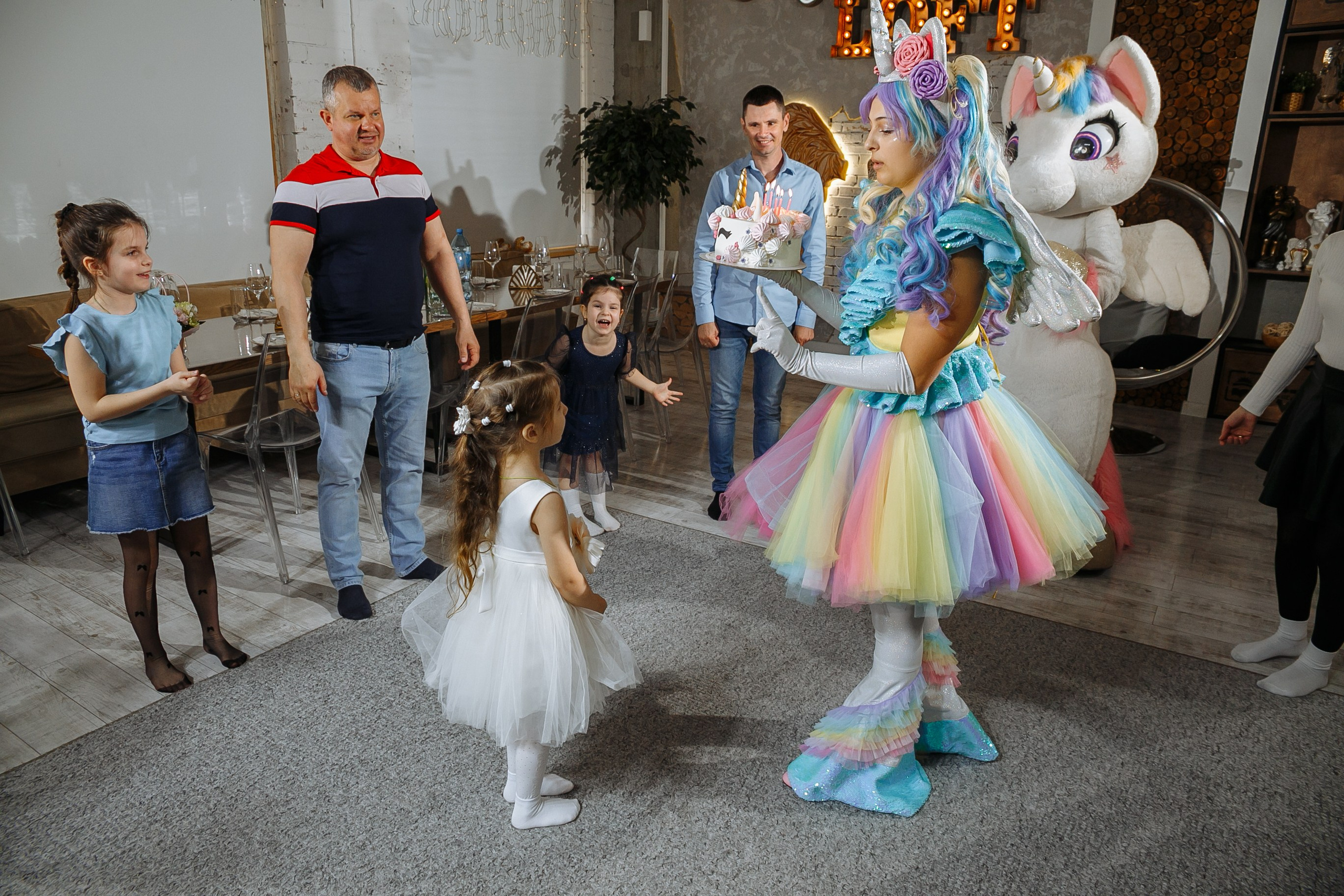 Насте 5 лет, дети играют в Ангел лофт. Событийный фотограф Максим Бескоровайновнов