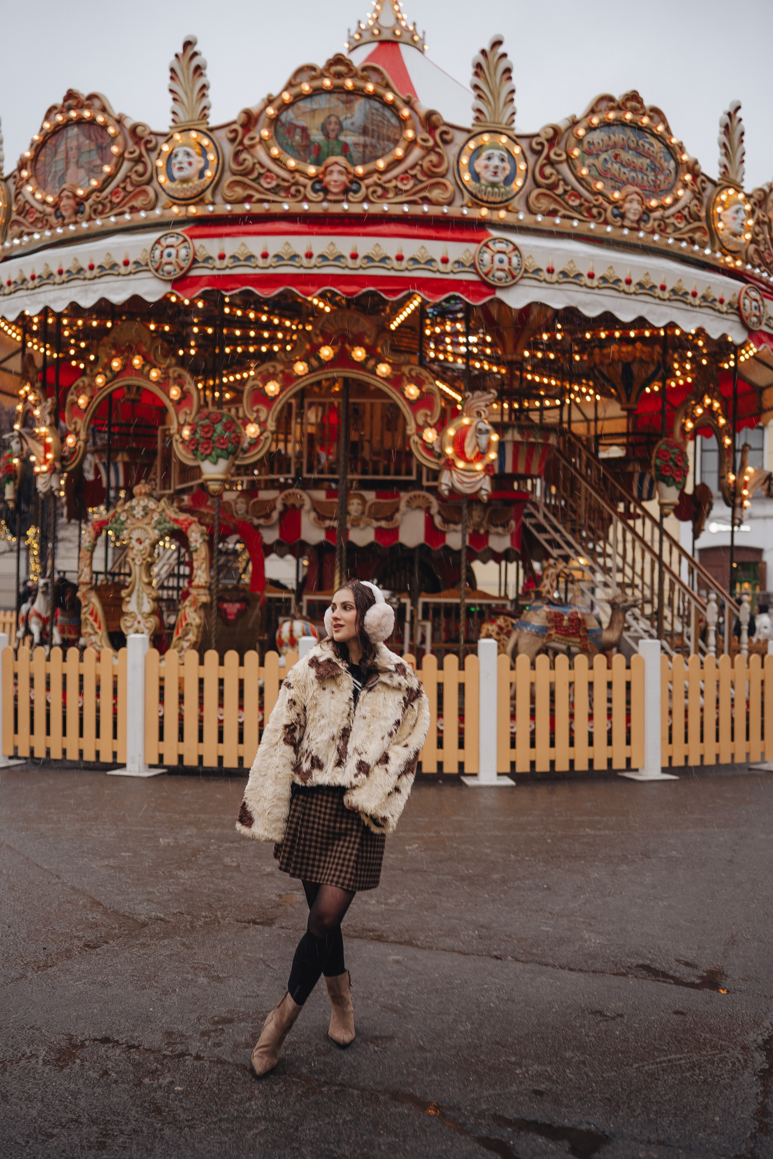 ПРОГУЛКА НА МАНЕЖНОЙ ПЛОЩАДИ ДЛЯ ДЕВУШКИ ПЕРЕД НОВЫМ ГОДОМ (НОВОГОДНЯЯ ФОТОСЕССИИЯ НА МАНЕЖНОЙ ПЛОЩАДИ). Профессиональный фотограф, Санкт-Петербург — Виктория Богомолова