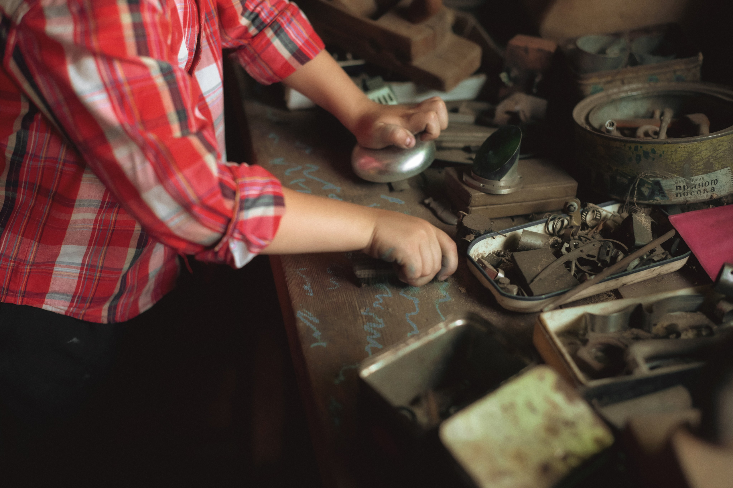 В дедушкиной мастерской. Фотограф Альбина Вакунова