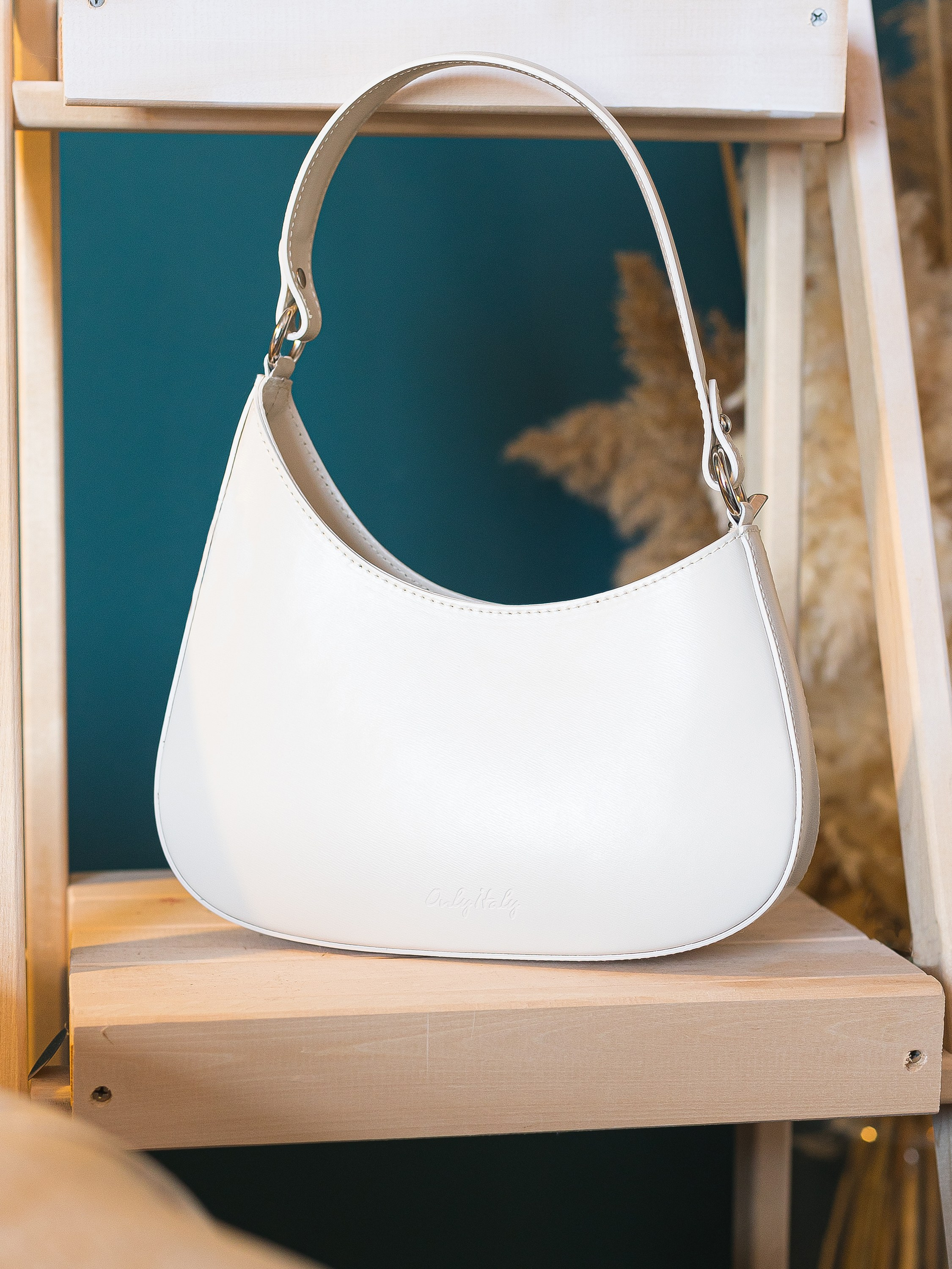 Предметная съёмка сумок для маркетплейсов. Предметный фотограф в Симферополе Антон Катунин