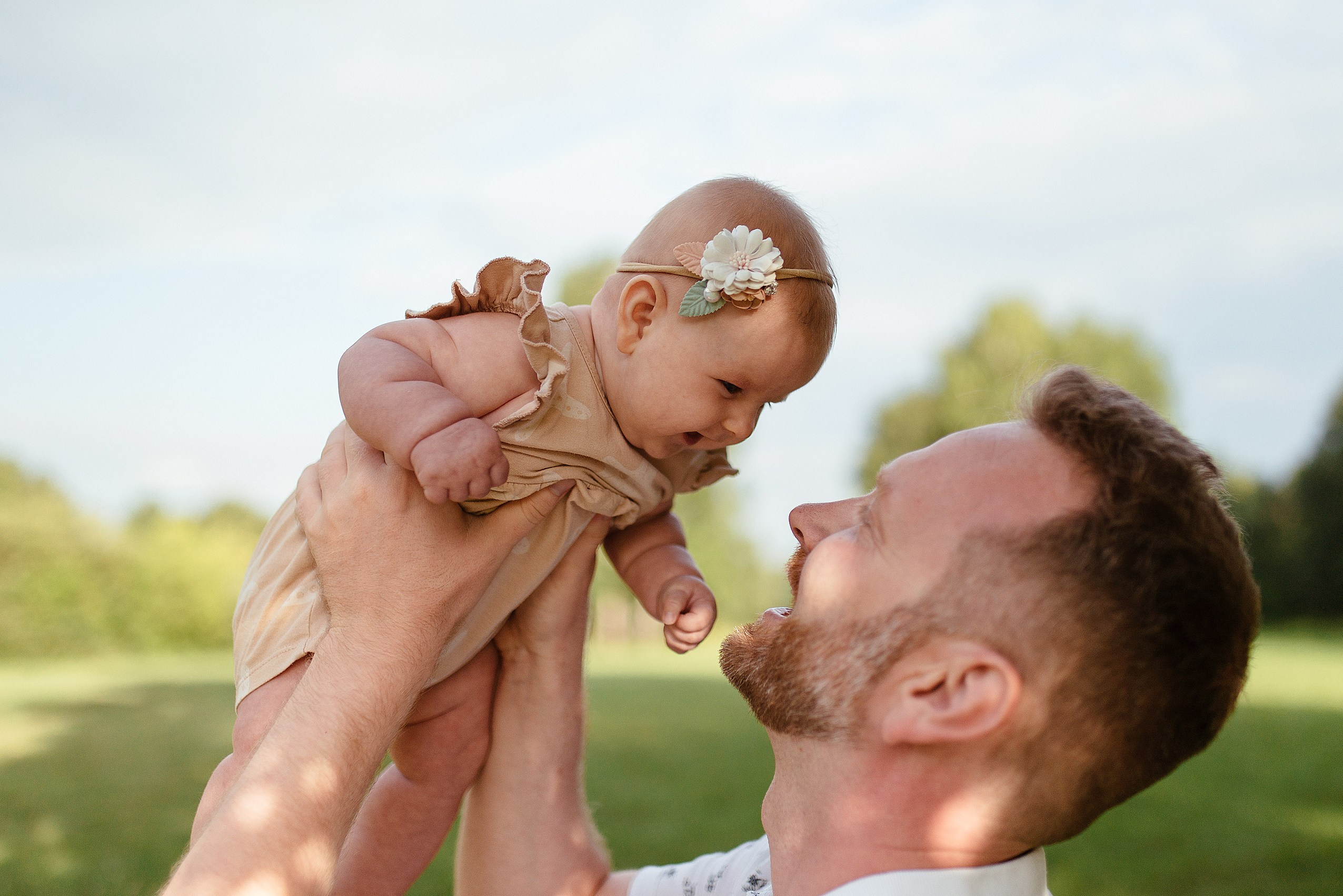 Уличная семейная фотосессия в парке. Семейный фотограф Дарья Едапина Новосибирск. Фотограф Дарья Едапина Новосибирск