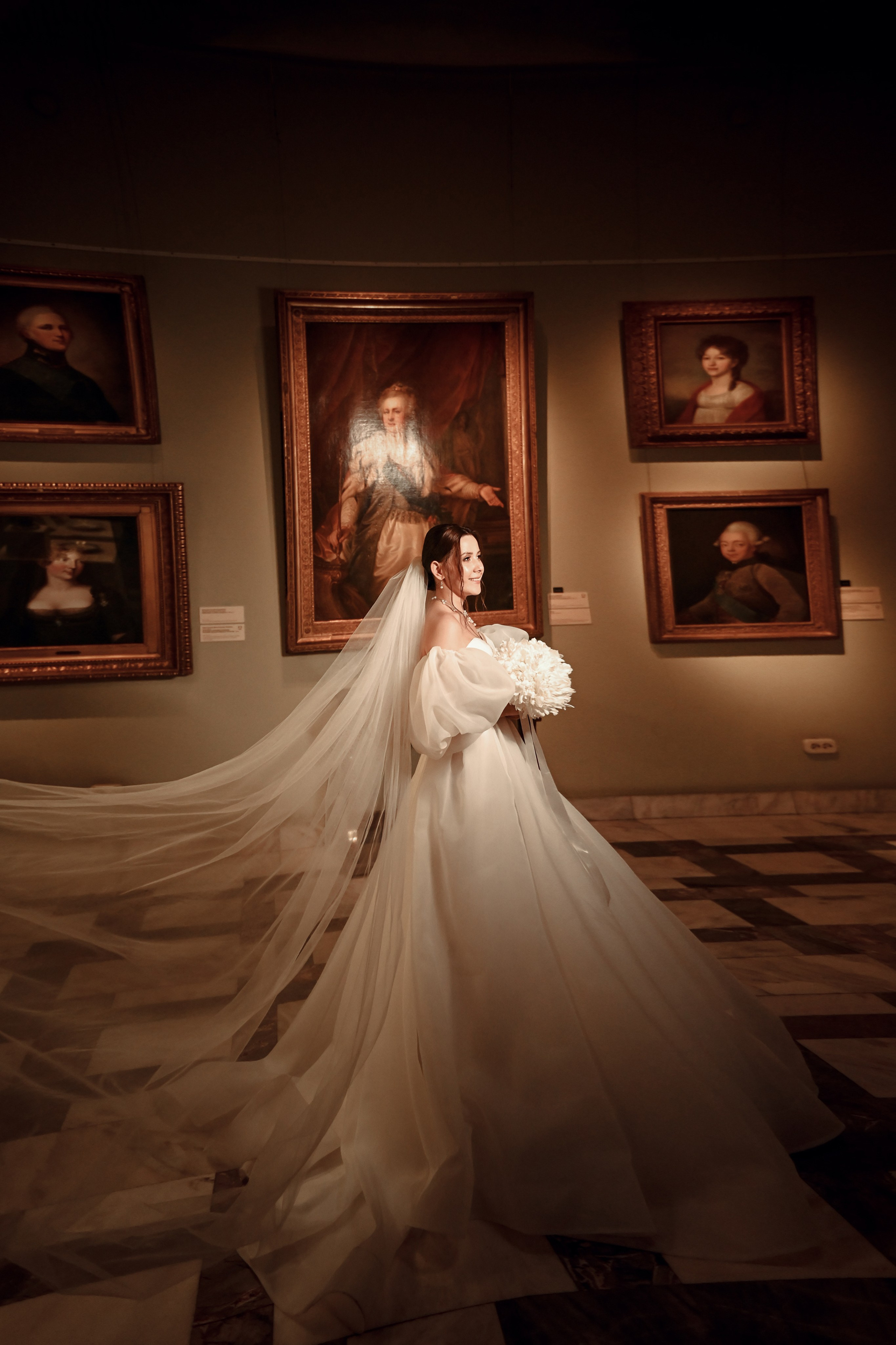 Небольшая свадебная серия в музее и прогулкой под дождем Эльмиры и Ризата. Свадебный, семейный, детский, контент фотограф в Омске Максим Ильин