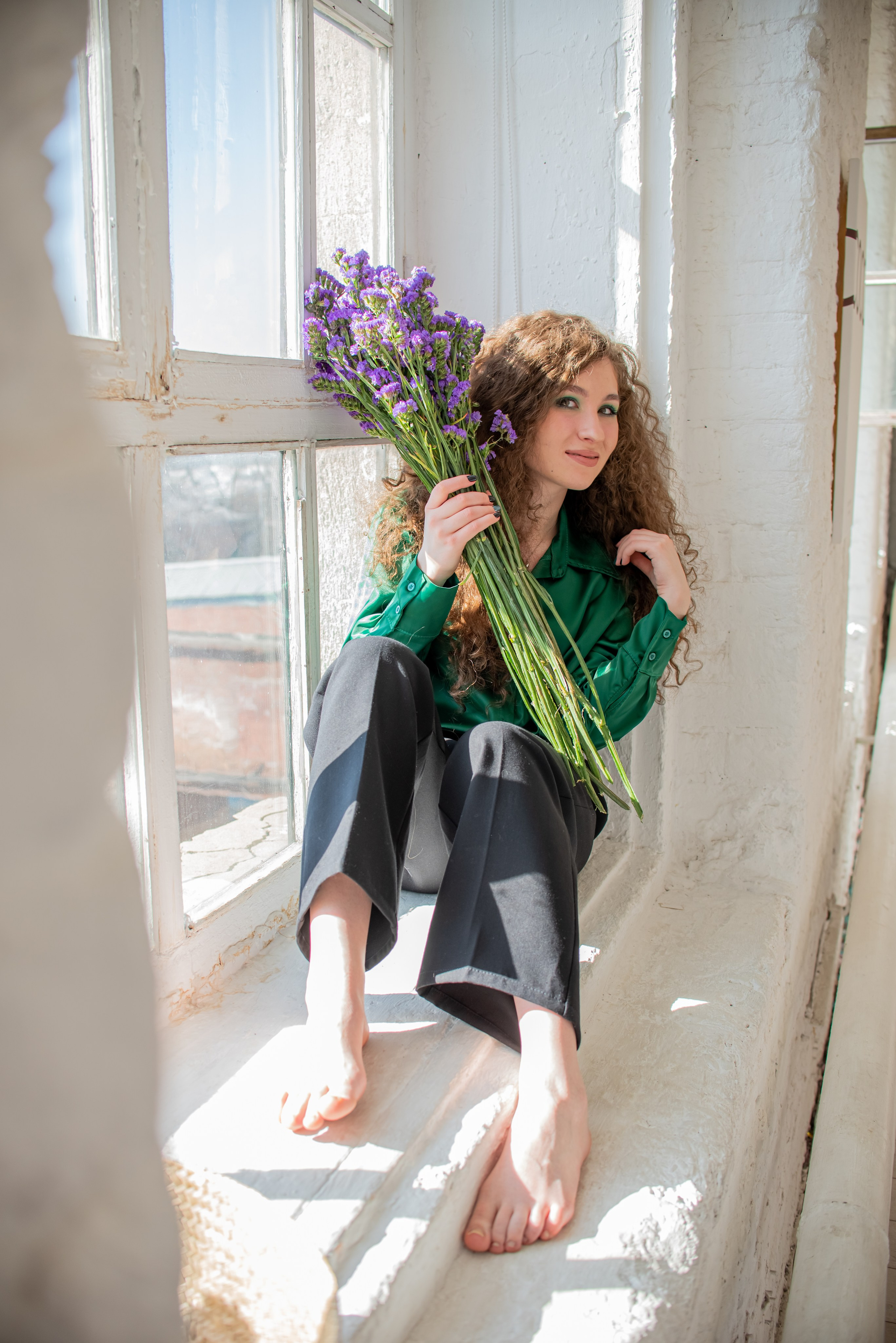 "Портрет женщины в профессиональной студии в Москве на ВДНХ с живыми цветами