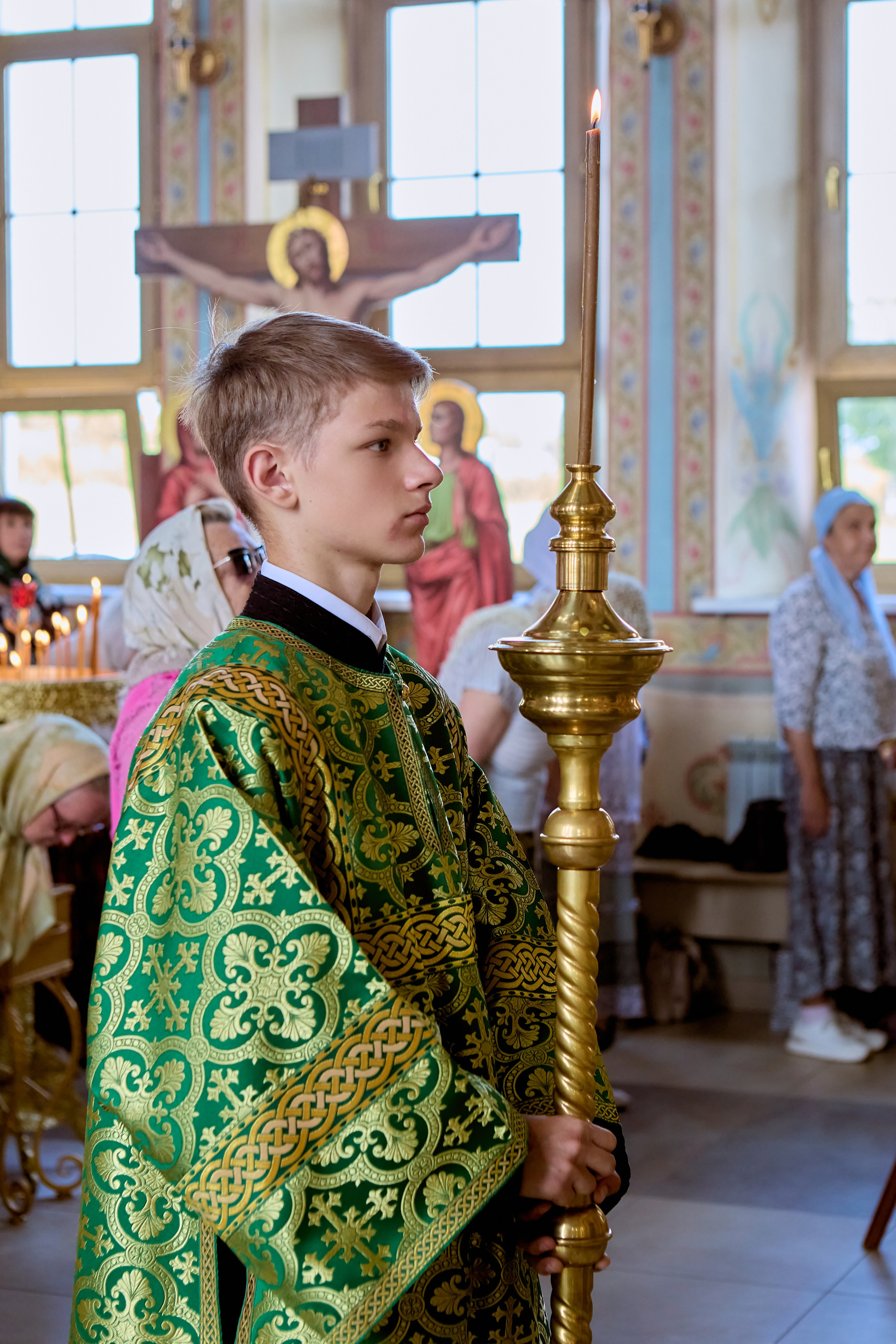  Выход с Евангелием Алтарник со свечой на праздновании престольного праздника Прп Серафима Саровского в Дзержинске