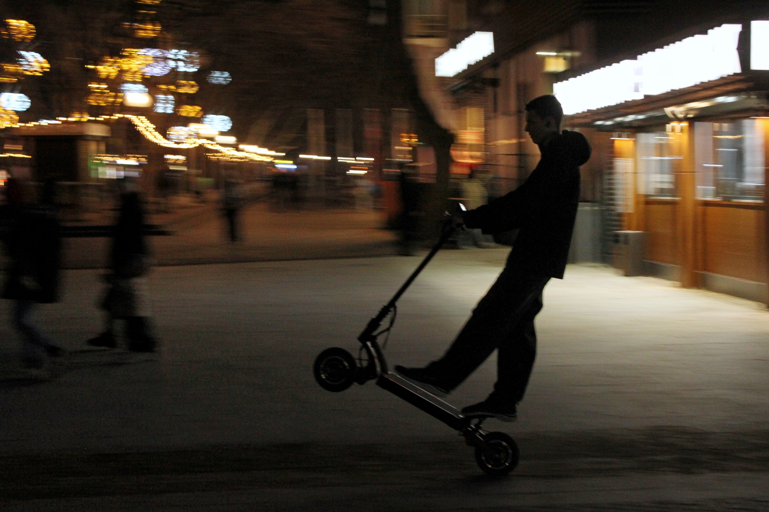 Молодой человек едет на самокате в Геленджике 2026